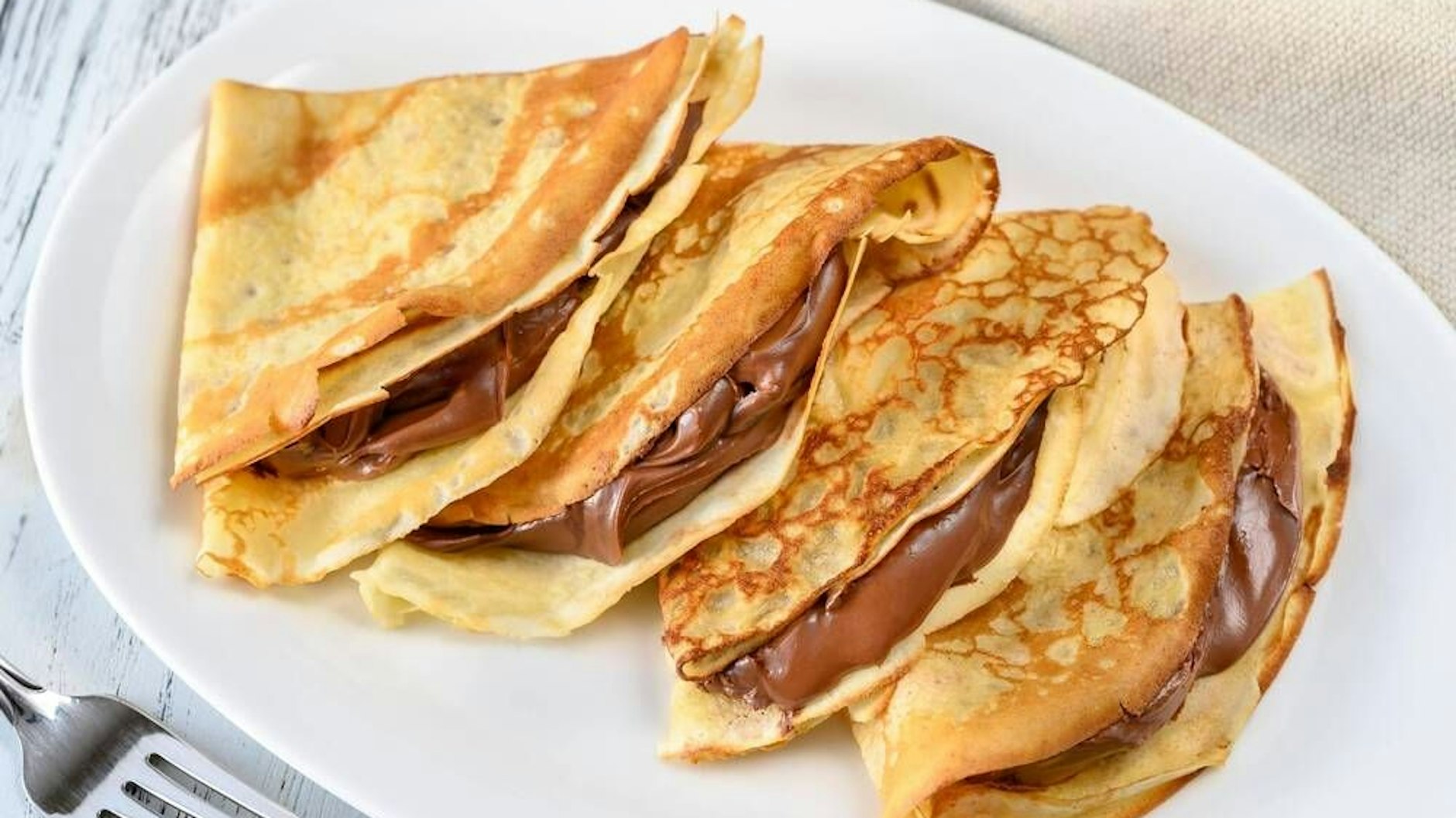 Crêpes schmecken zum Beispiel mit Nuss-Nougat-Creme besonders lecker.