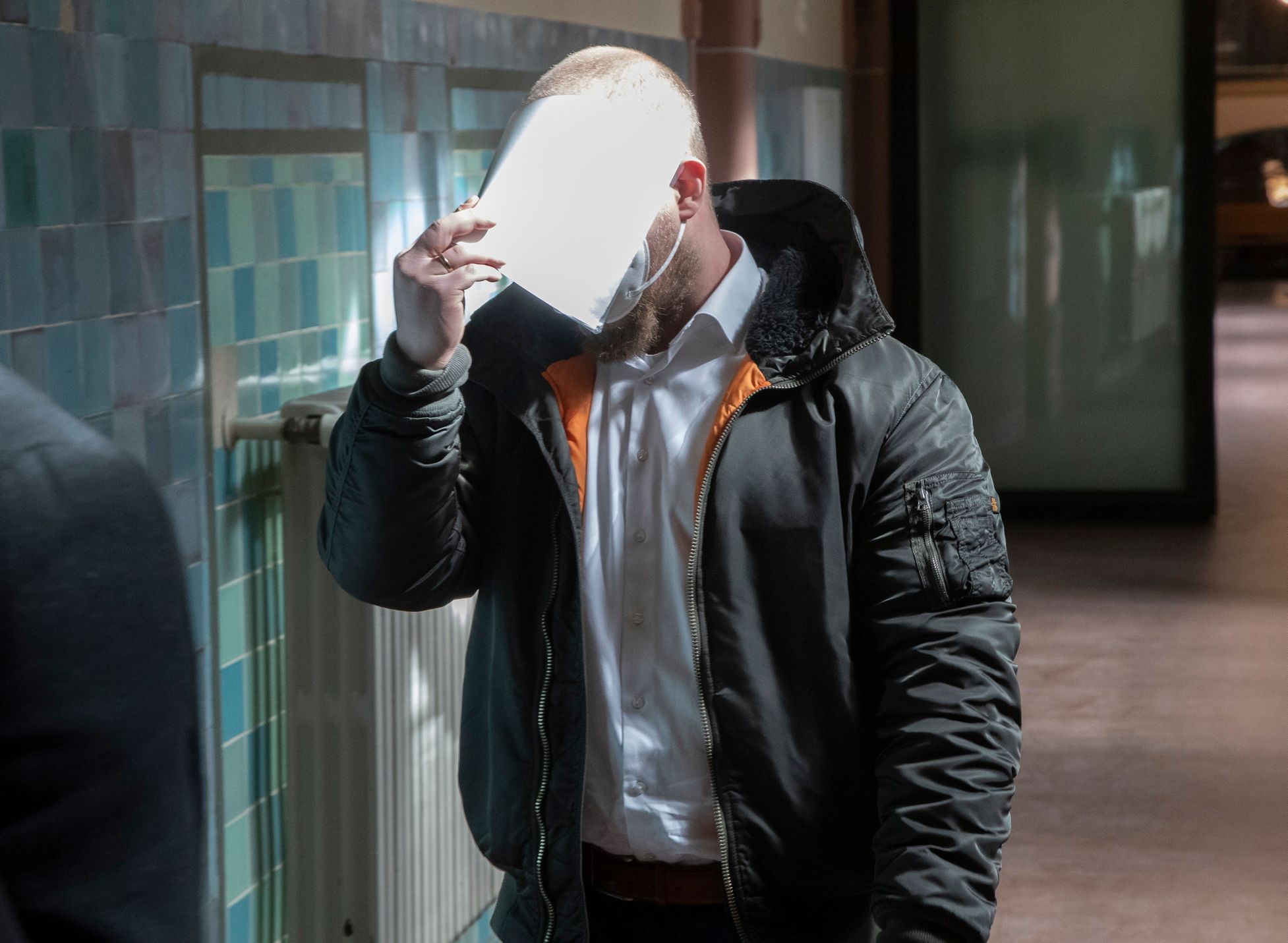 Marvin H. (28) vor Gericht: Mit gefälschten Impfausweisen finanzierte der Schlosser seine Drogen