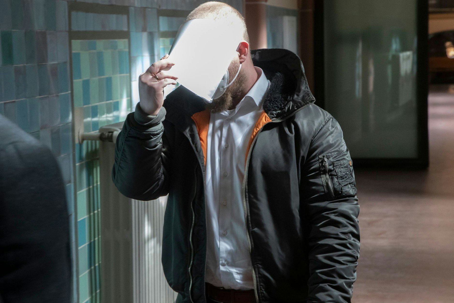 Mit Bomberjacke, das Gesicht verdeckt: So erschien Marvin H. (28) vor Gericht.