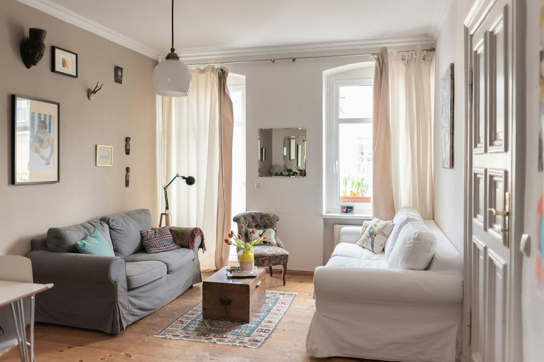 Petersburger Hängung leicht gemacht: An jeden Nagel, den die Vormieterin hinterlassen hat, hängte Christine Korte ein Bild.