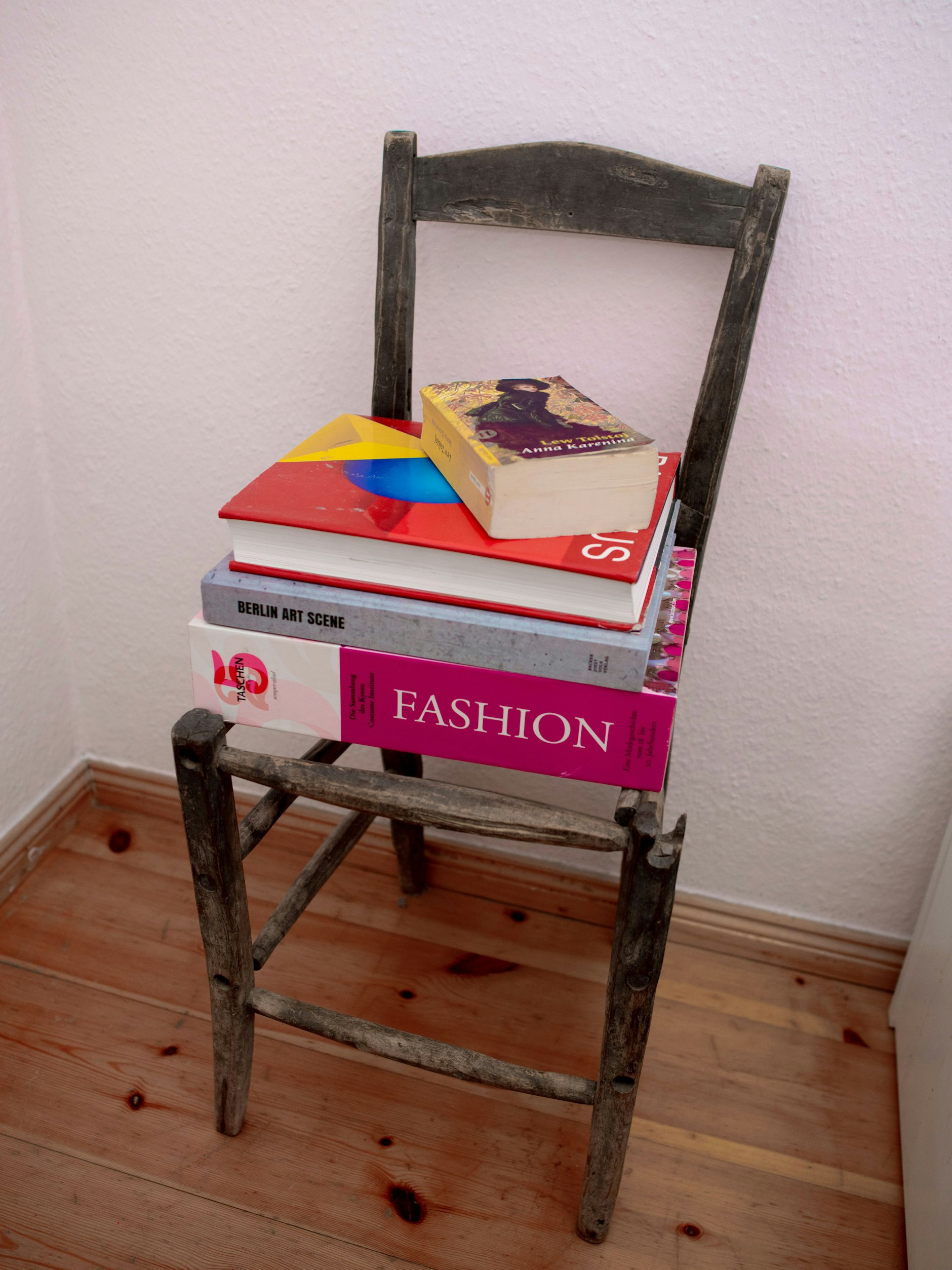 Kortes Job wird überall sichtbar: Im Schlafzimmer zum Beispiel stapeln sich Modehefte, Fachbücher und Bildbände.