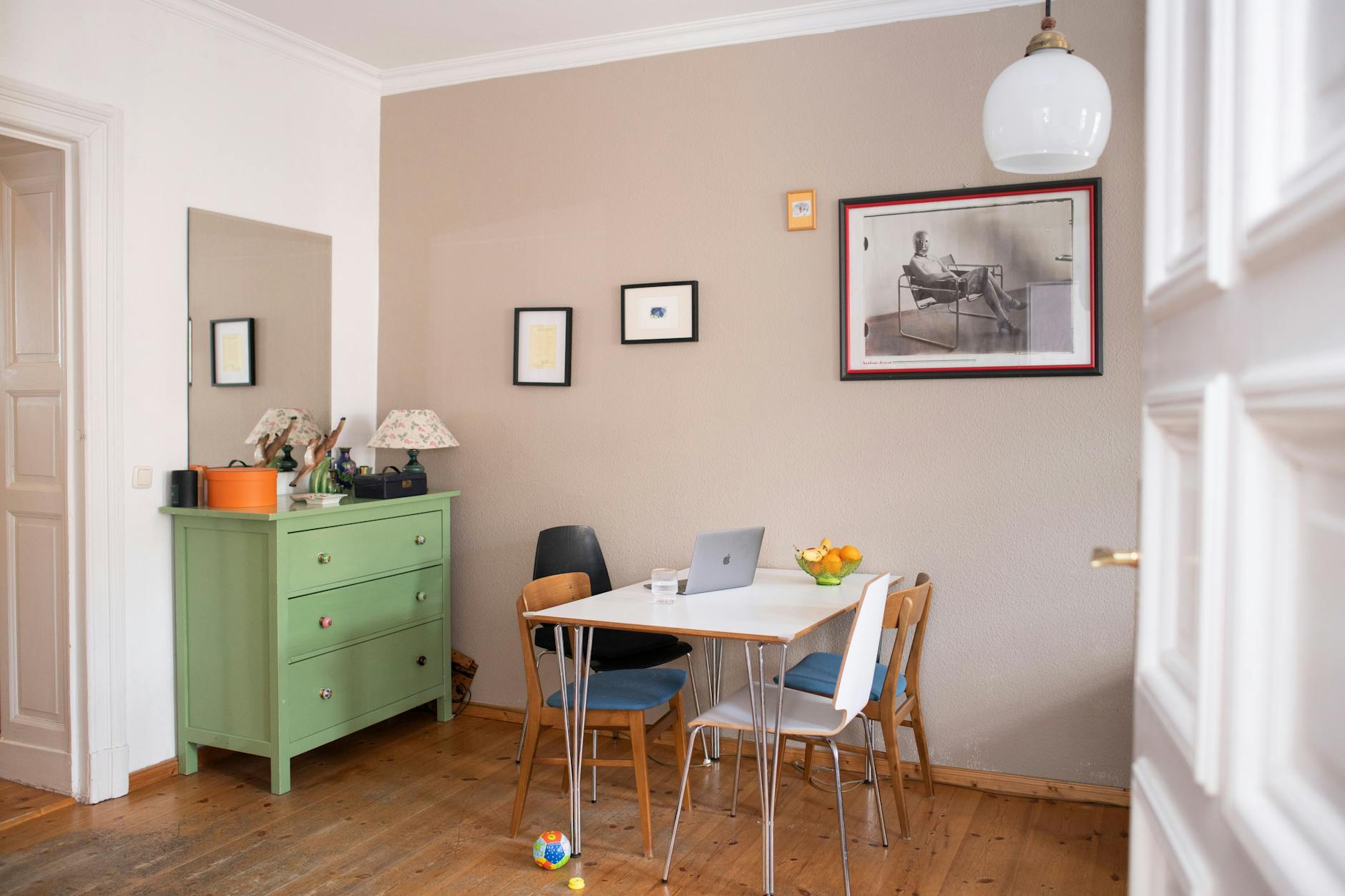 Unter ständiger Beobachtung: Vom Poster aus blickt Ilse Gropius in den Wohnraum, sie trägt eine Maske von Oskar Schlemmer und sitzt auf Marcel Breuers „Clubsessel B 3“.