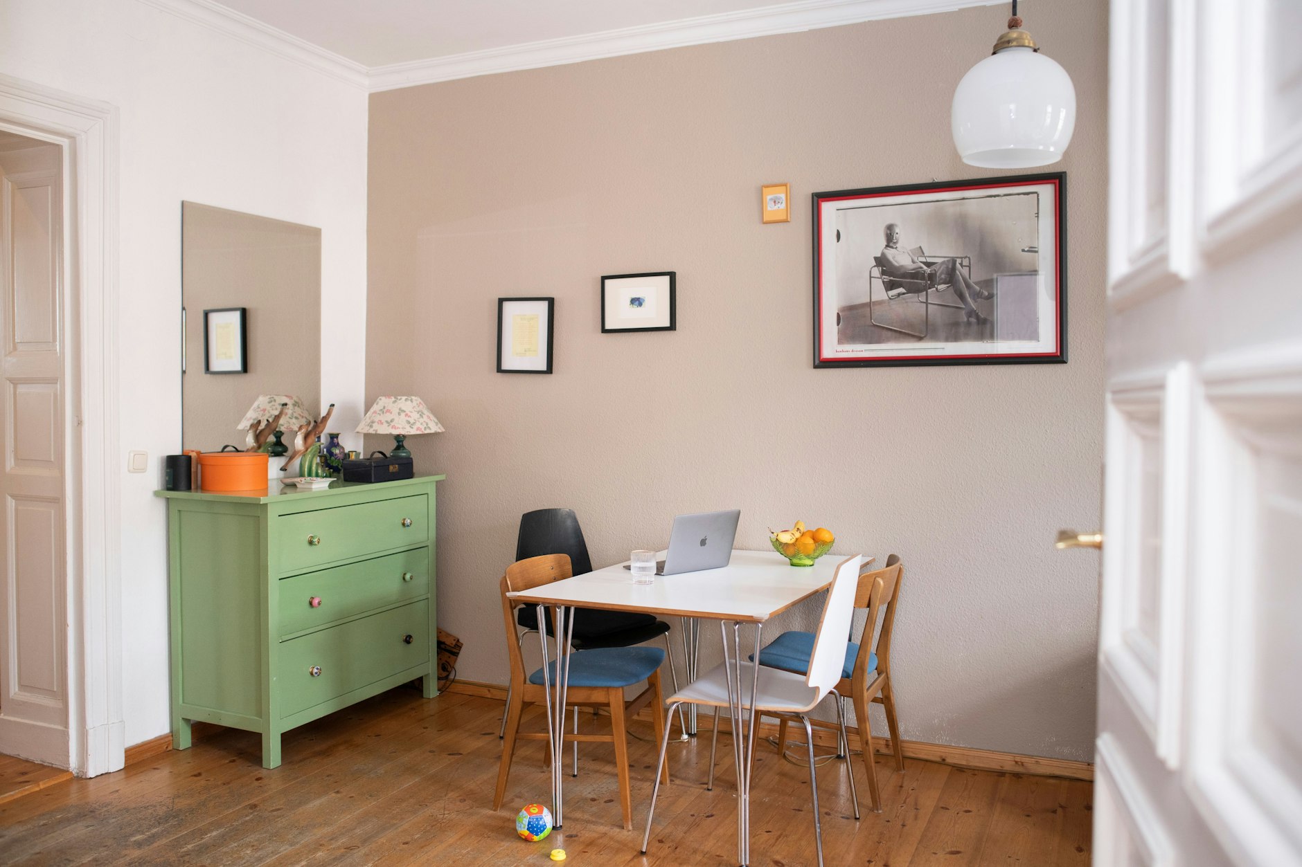 Unter ständiger Beobachtung: Vom Poster aus blickt Ilse Gropius in den Wohnraum, sie trägt eine Maske von Oskar Schlemmer und sitzt auf Marcel Breuers „Clubsessel B 3“.