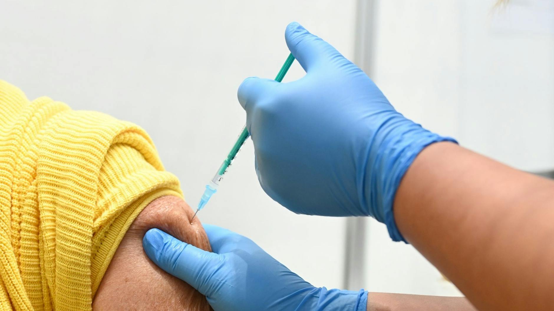 Eine Corona-Impfung wird durchgeführt (Symbolbild).
