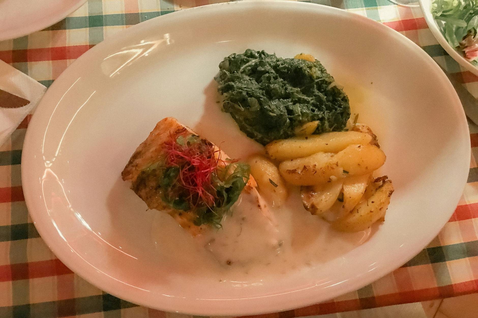 Hier hat man die Küche nicht neu erfunden, kocht aber durchaus auf einem guten Niveau: Lachs mit Spinat und Kartoffeln im griechischen Restaurant Z in Kreuzberg.