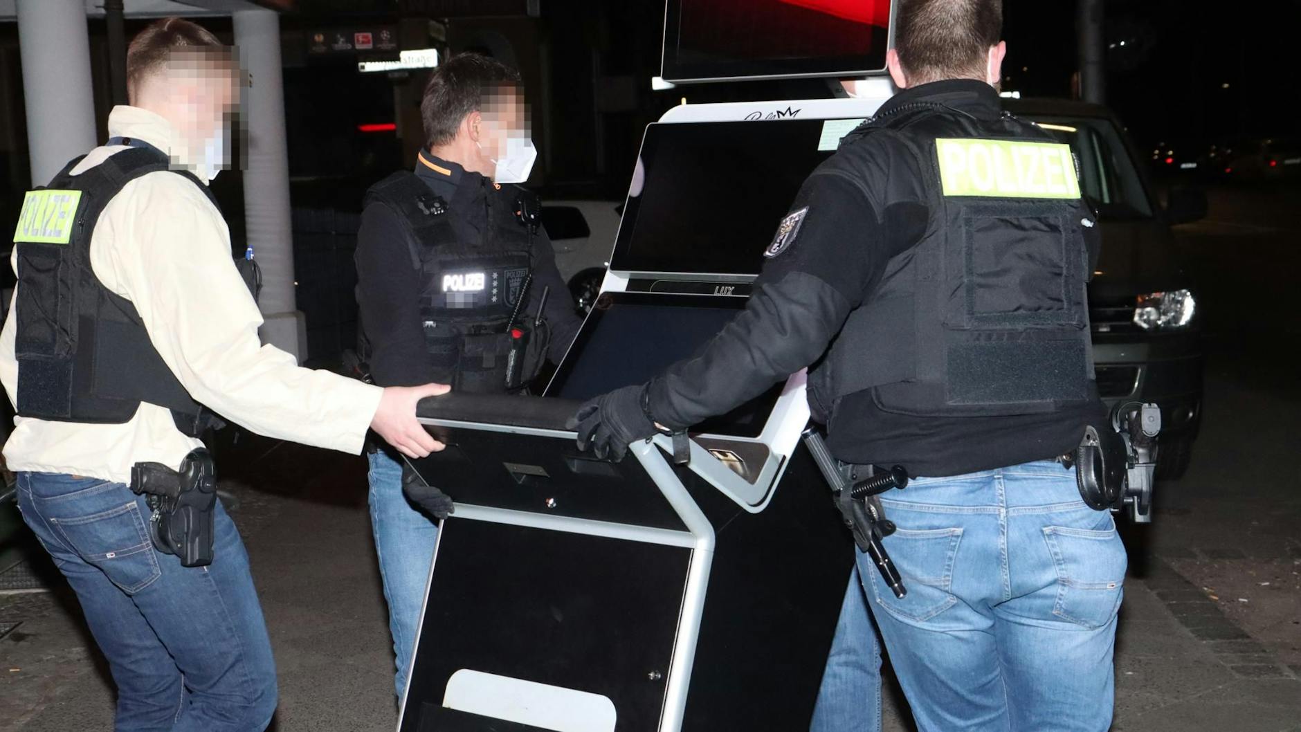 Polizisten und Zollbeamte besuchten mehrere Lokale und transportierten Spielautomaten ab.