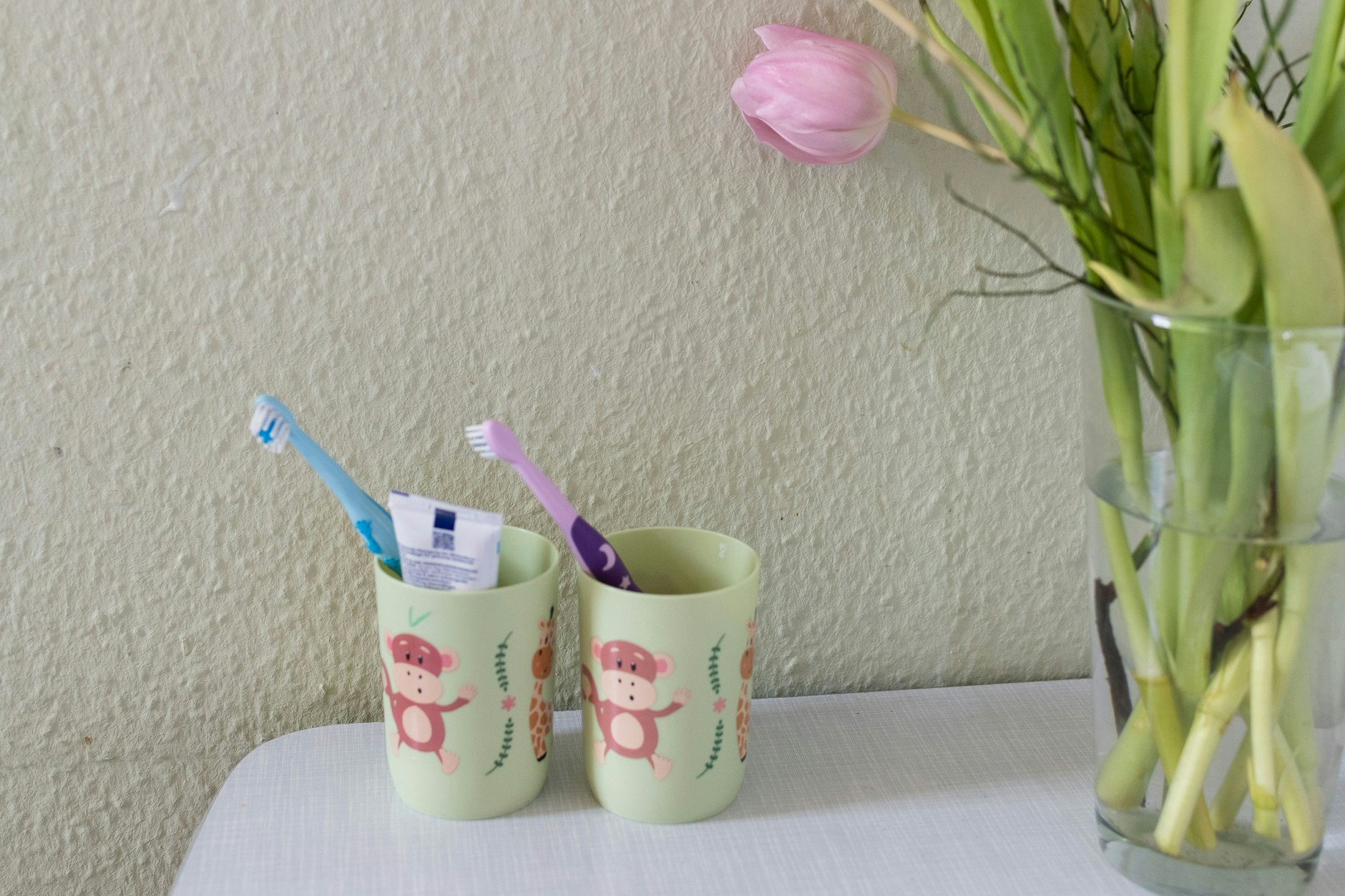 Kleine Bürsten für kleine Zähne: Die morgendliche Routine führt die kleine Familie offenbar auch in die Küche, Utensilien stehen jedenfalls auf dem Esstisch bereit.