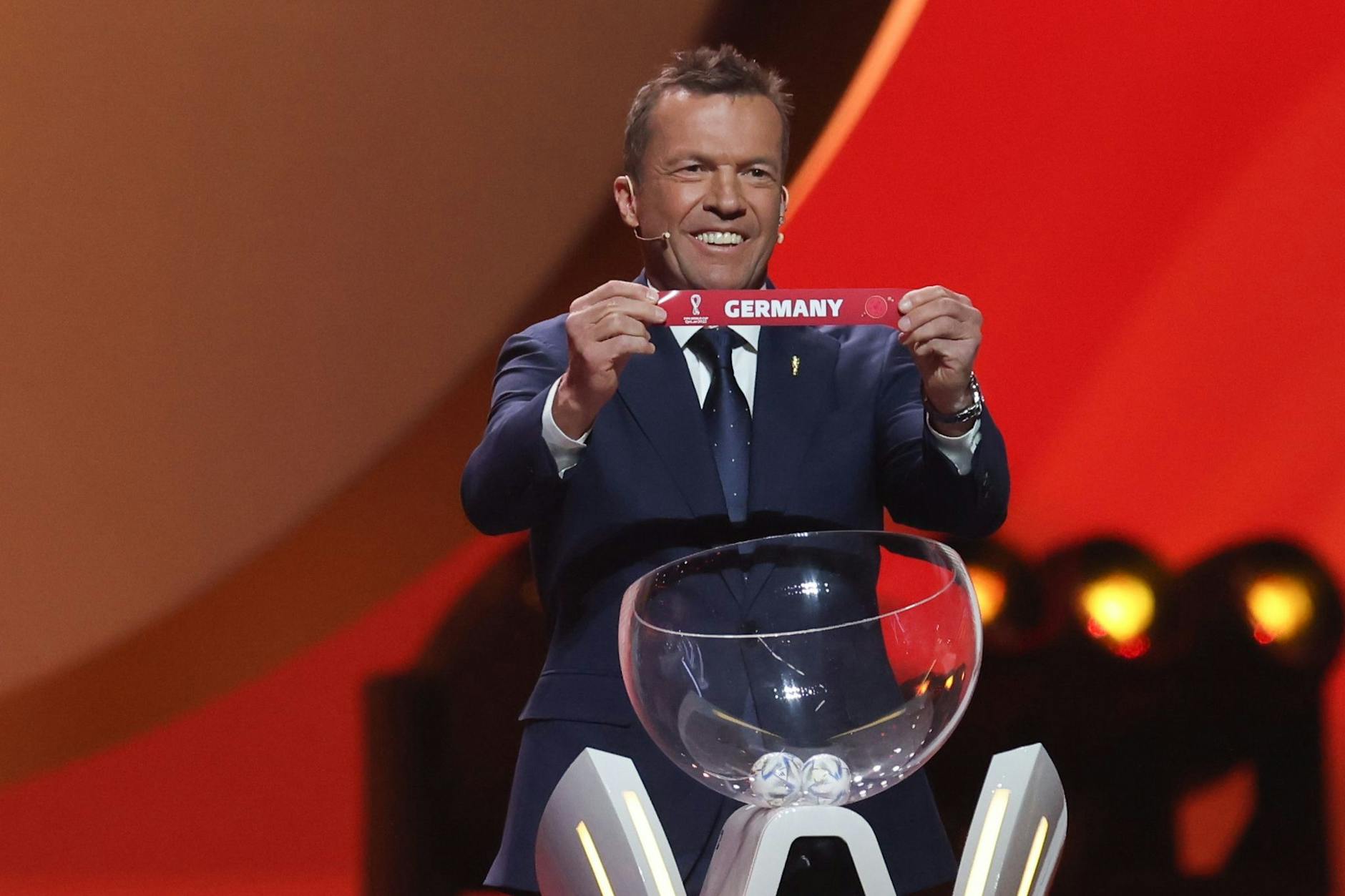 Da lächelt auch Losfee Lothar Matthäus etwas gequält. Bei der WM bekam die DFB-Elf Spanien von ihm zugelost.