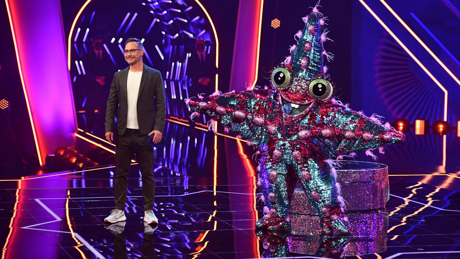 Auch der Seestern, hier mit Masked Singer-Moderator Matthias Opdenhövel, darf sich über einen Platz in der vierten Show freuen.