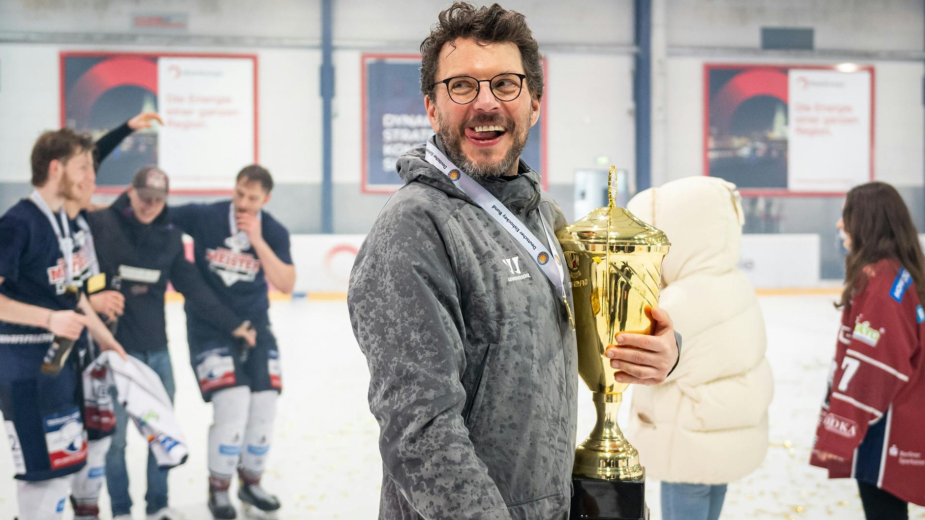 Eisbären-Juniors-Trainer Jochen Molling drückt den Meisterpokal ganz fest an sein Herz.