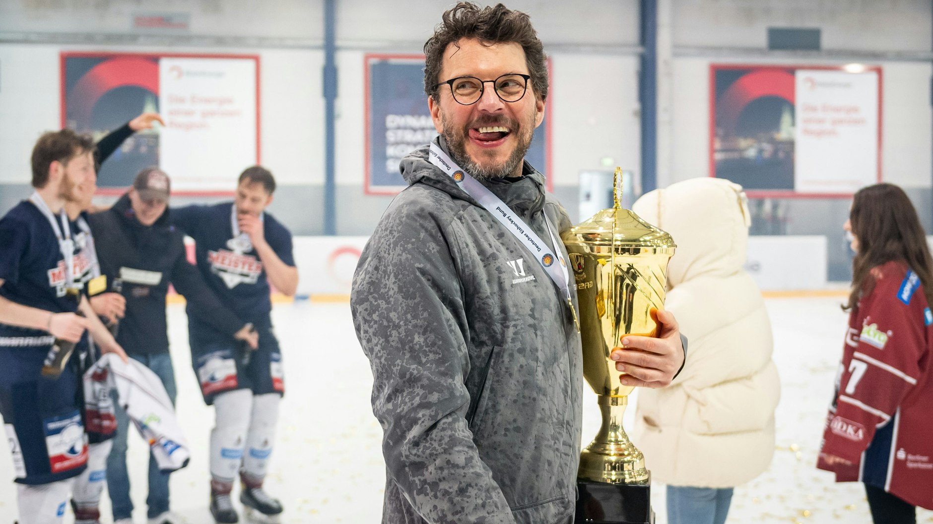 Eisbären-Juniors-Trainer Jochen Molling drückt den Meisterpokal ganz fest an sein Herz.
