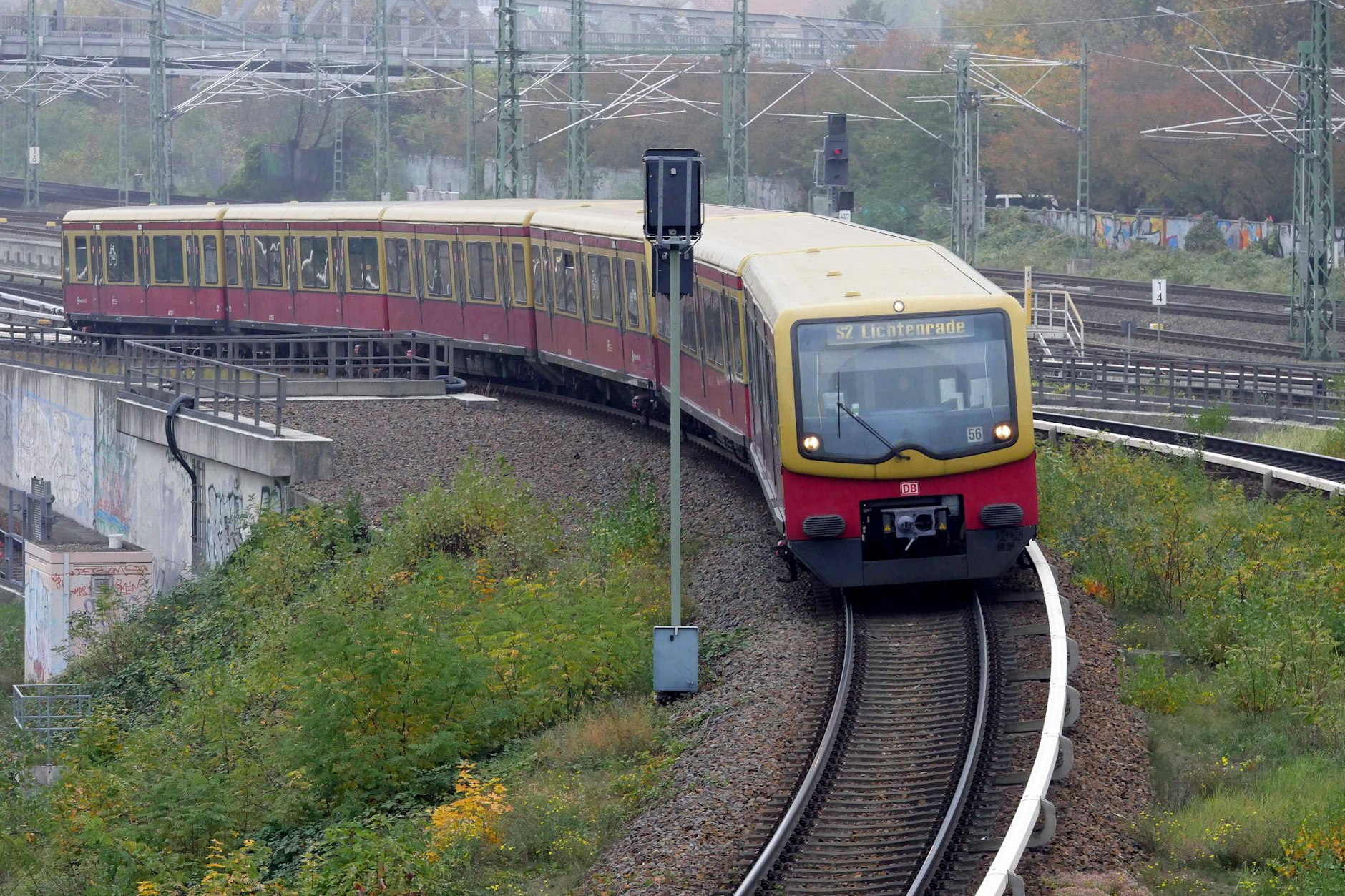 Ein S-Bahn-Zug der Linie S2 unterwegs nach Lichtenrade. Früher fuhr die S-Bahn über den heutigen Endpunkt Lichtenrade hinaus weiter nach Rangsdorf – bis nach dem Mauerbau 1961.