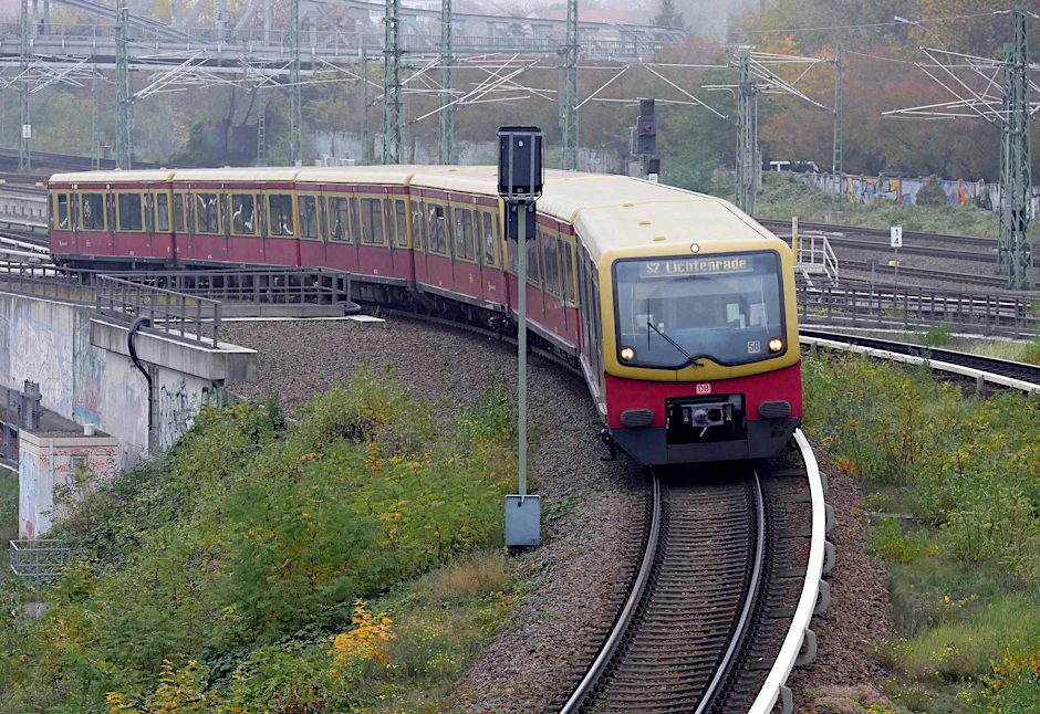 Ein S-Bahn-Zug der Linie S2 unterwegs nach Lichtenrade. Früher fuhr die S-Bahn über den heutigen Endpunkt Lichtenrade hinaus weiter nach Rangsdorf – bis nach dem Mauerbau 1961.