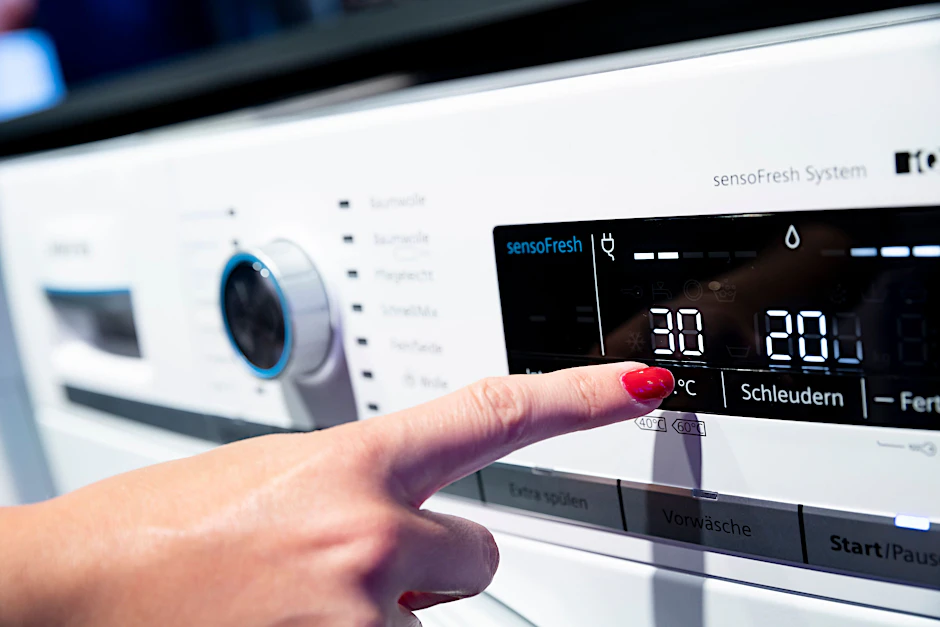 Normal verschmutzte Wäsche lässt sich auch mit geringen Temperaturen von 30 Grad reinigen – damit sinken die Stromkosten.