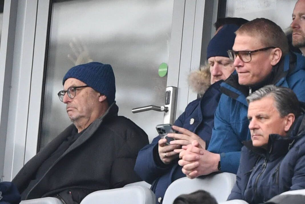Herthas Präsident Werner Gegenbauer (l.) schaute sich das 1:2 im Leverkusener Stadion an.
