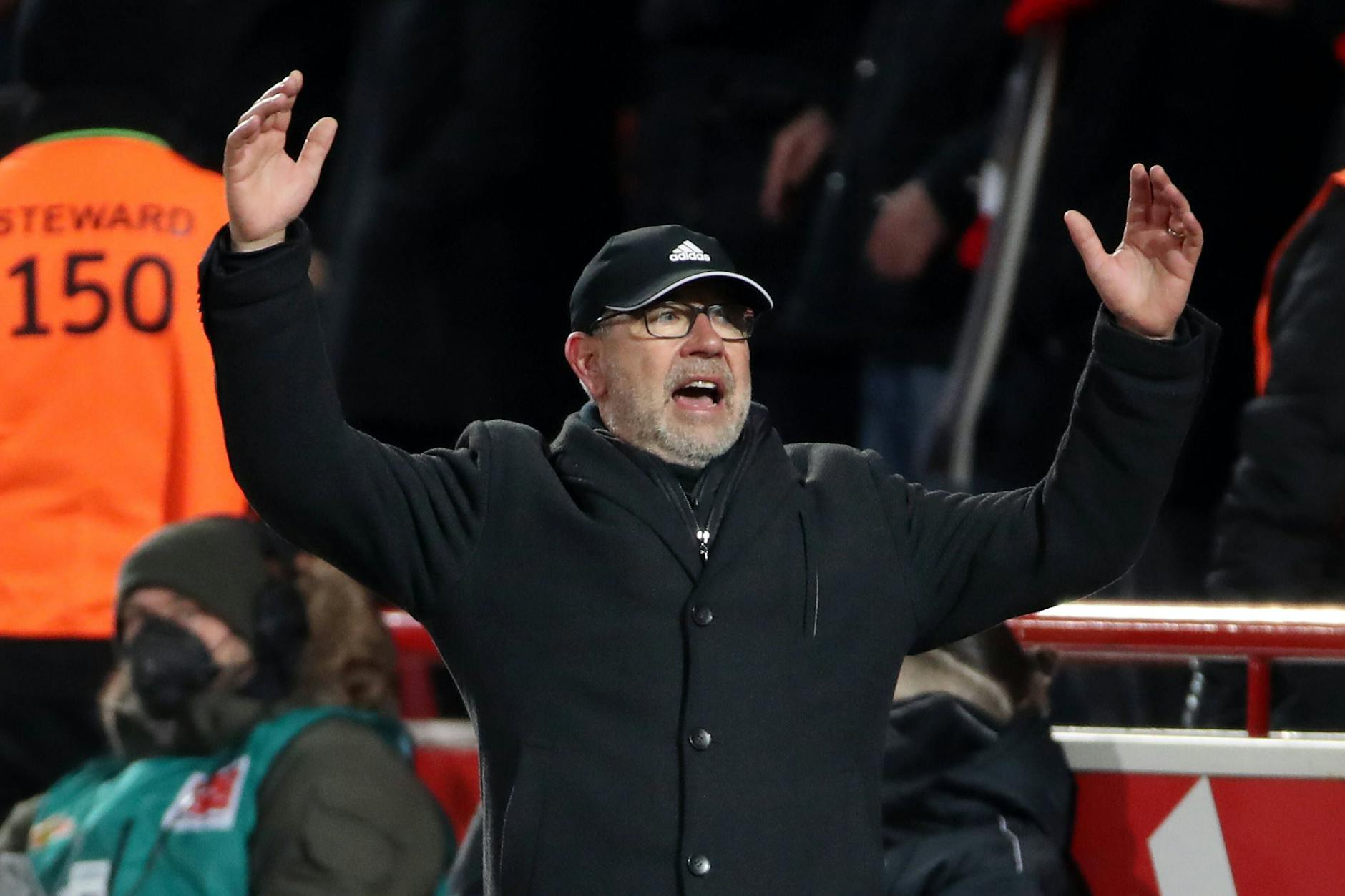 Ein Mix aus Jubel und Erleichterung: Unions Trainer Urs Fischer beim Abpfiff des Heimsieges gegen den 1. FC Köln.