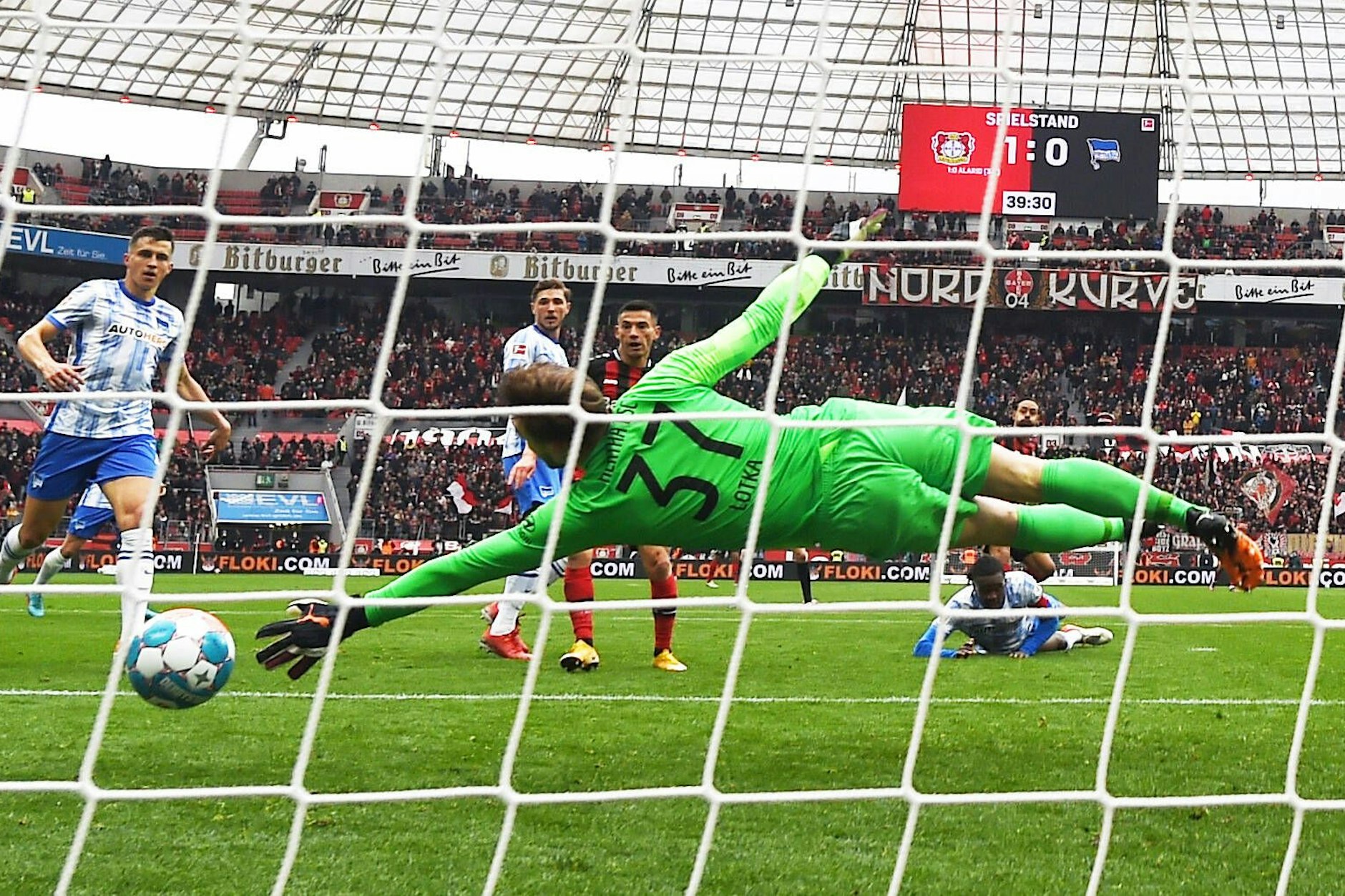 Karim Bellarabi schießt und Herthas Torhüter Marcel Lotka ist chancenlos. Das war das 0:2.