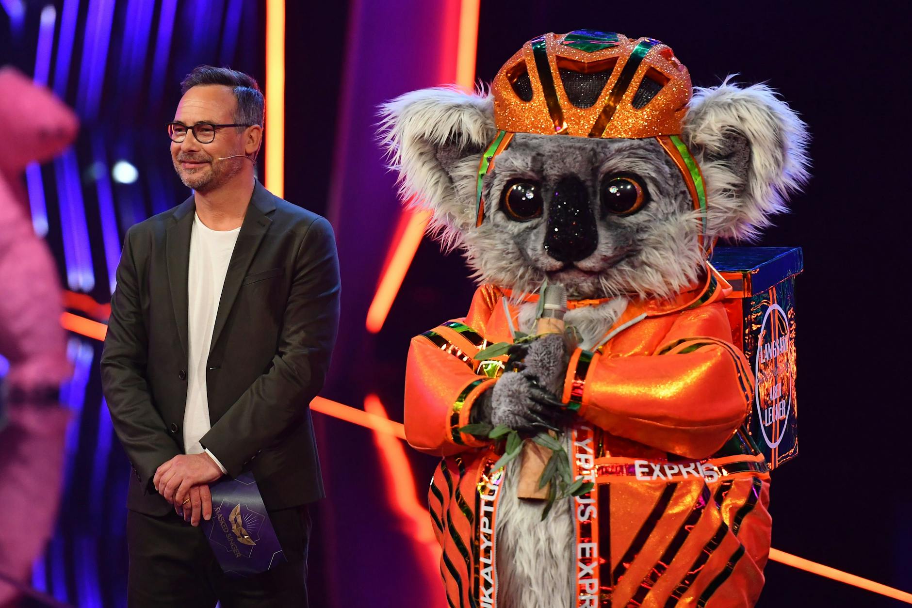 Moderator Matthias Opdenhövel mit dem Koala - welcher Star ist wohl der Masked Singer im Kostüm?
