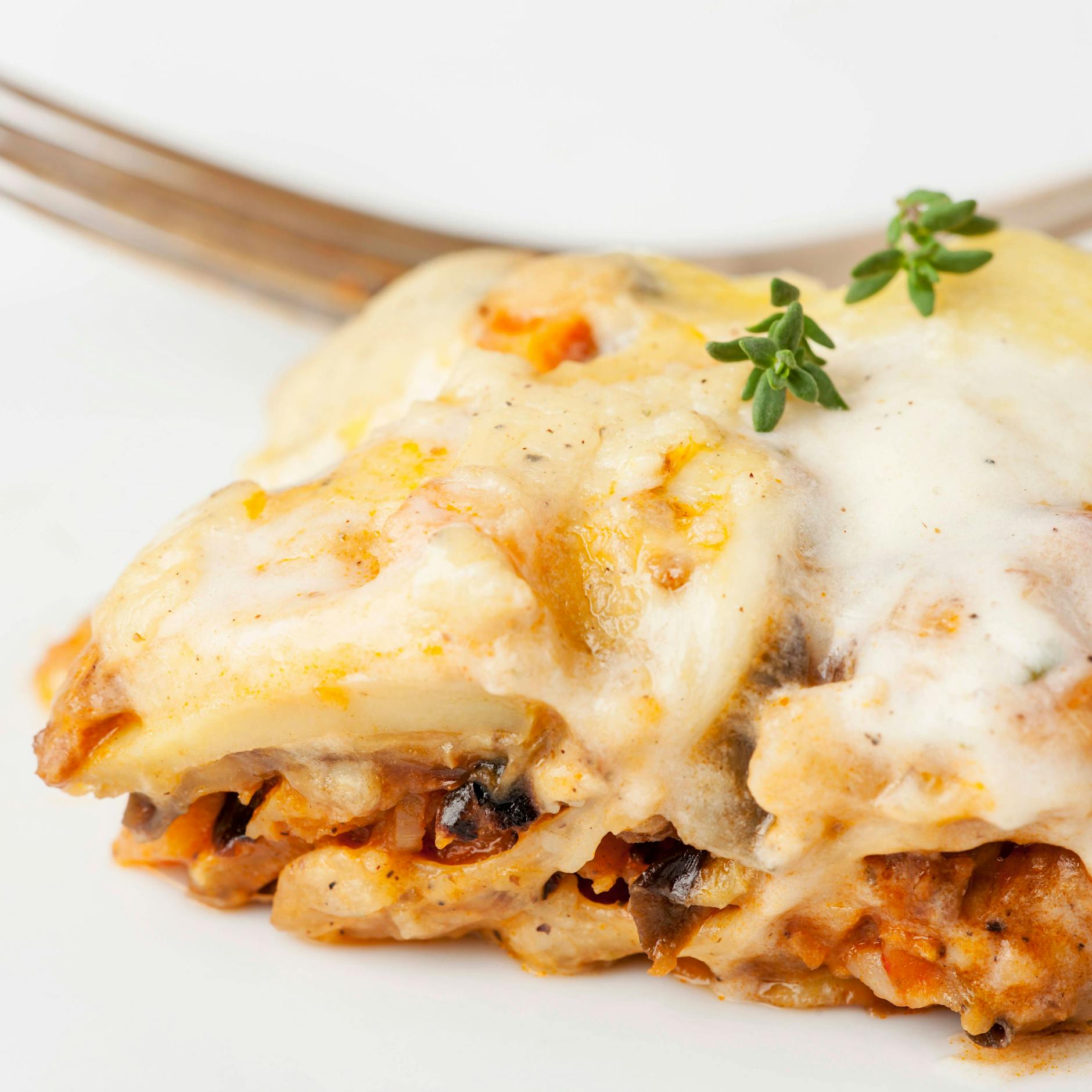 Griechischer Hack-Nudel-Auflauf mit Feta – dieses Rezept schmeckt nach Urlaub!