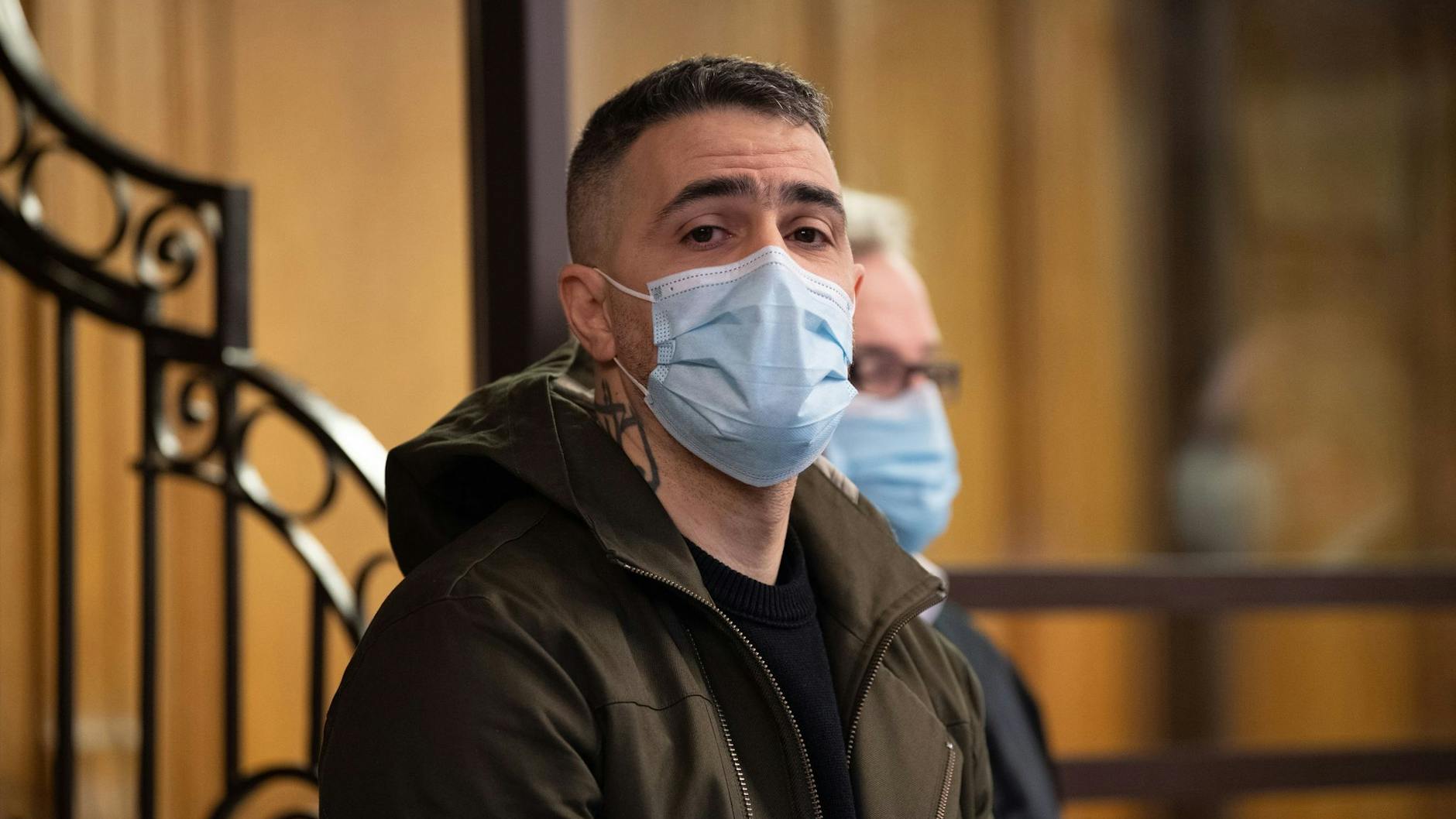 Anis Mohamed Youssef Ferchichi, bekannt unter dem Künstlernamen Bushido, sitzt im Gerichtssaal.