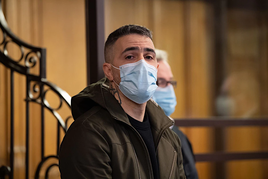 Anis Mohamed Youssef Ferchichi, bekannt unter dem Künstlernamen Bushido, sitzt im Gerichtssaal.