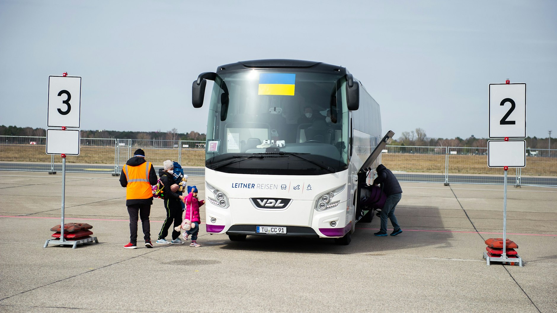 Mit Bussen werden die Geflüchteten in andere deutsche Städte gebracht.