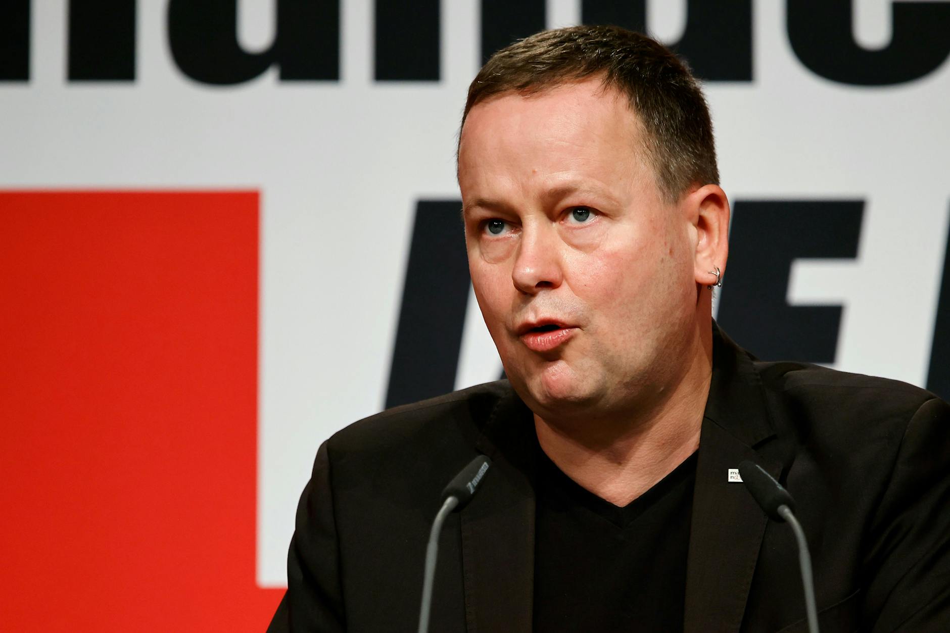 Kultursenator Klaus Lederer spricht beim Landesparteitag der Berliner Linken zu den Delegierten.