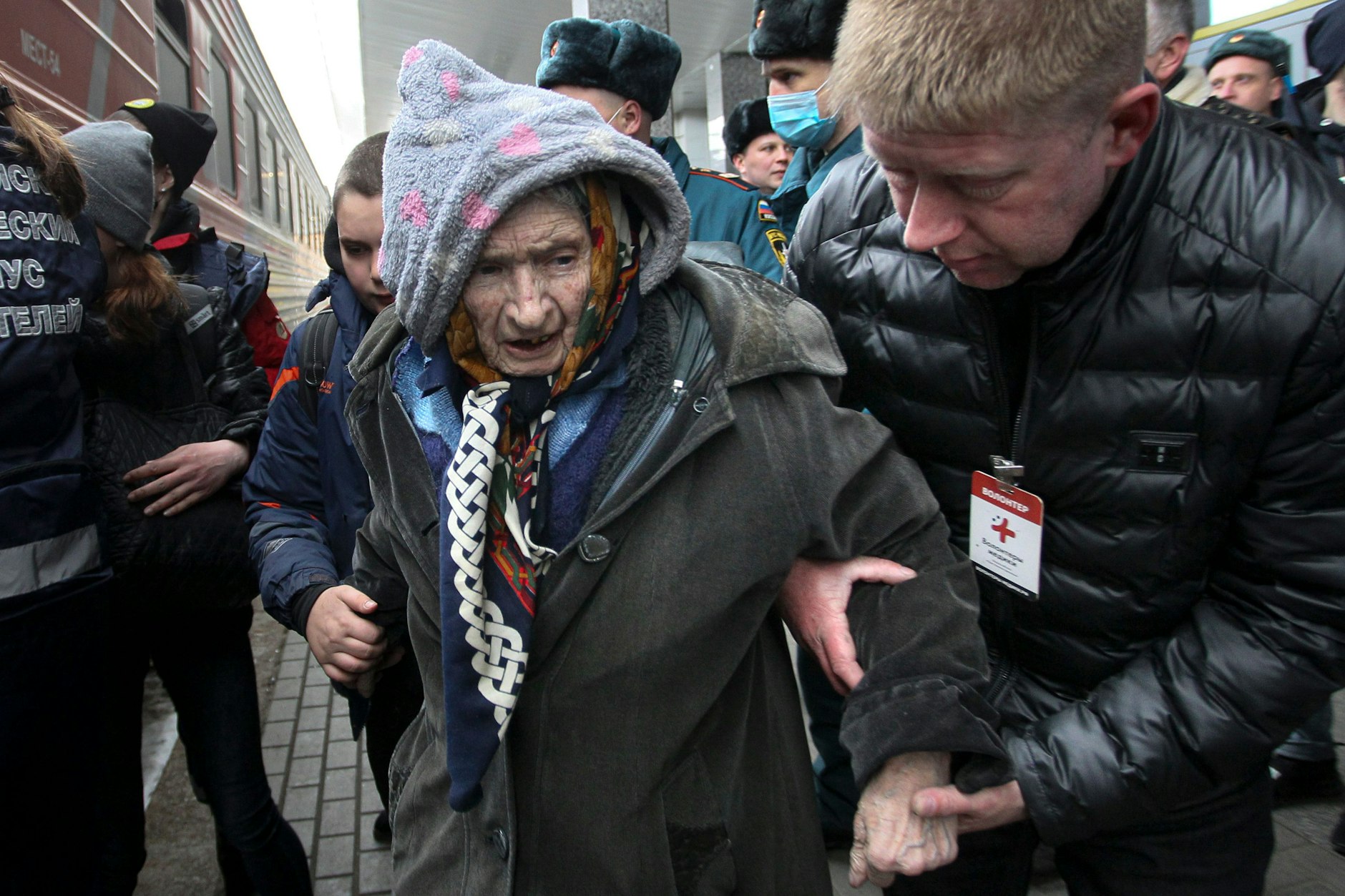 Diese ältere Frau wurde aus Donezk in Sicherheit gebracht.