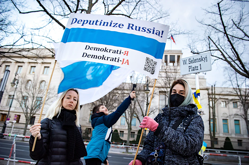 Protest von Exil-Russen gegen Putin am Samstagabend vor der russischen Botschaft Unter den Linden.