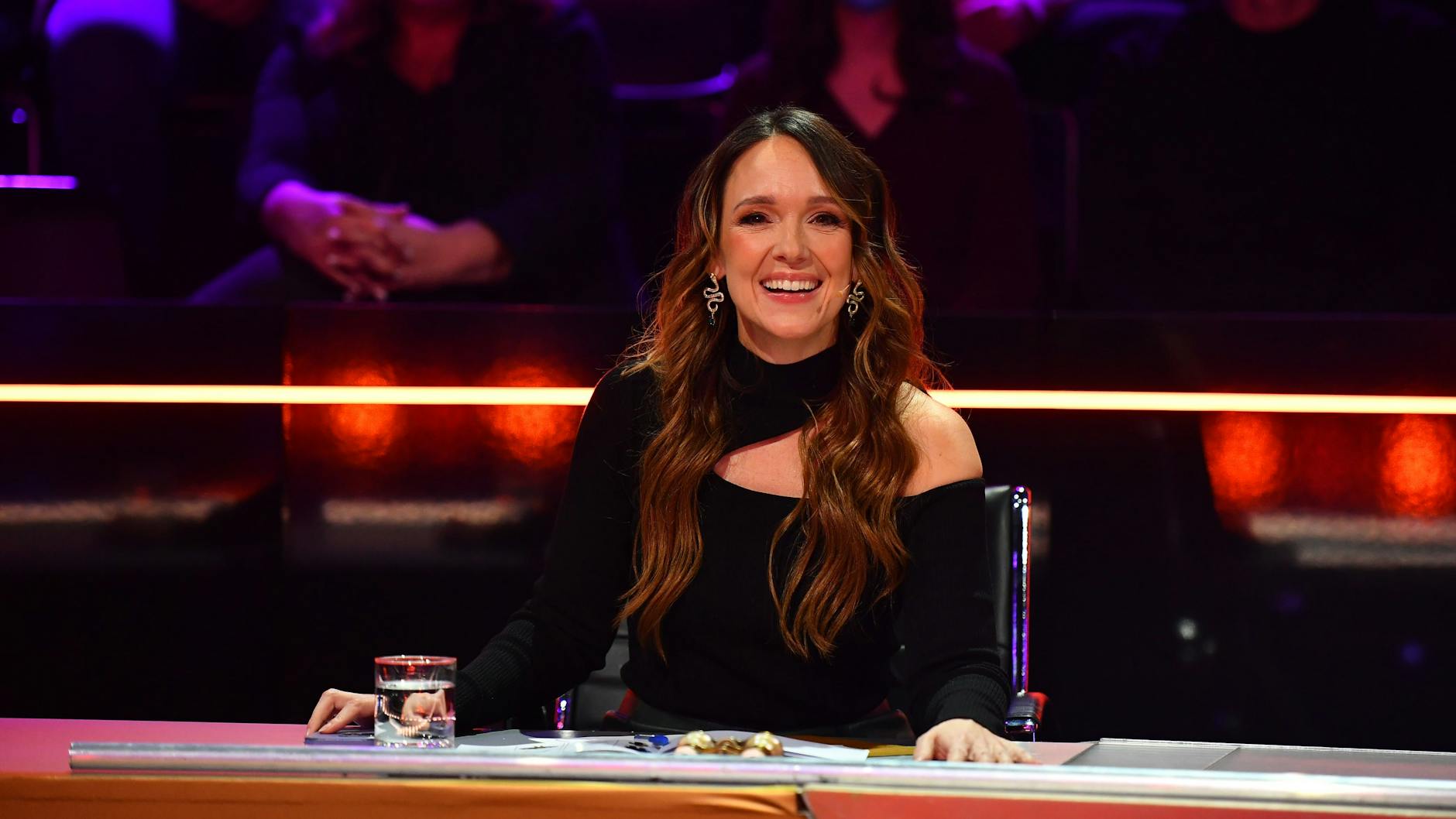 Komikerin Carolin Kebekus saß in der dritten Show von The Masked Singer am Ratepult - sie kann also nicht im Zebra-Kostüm stecken.