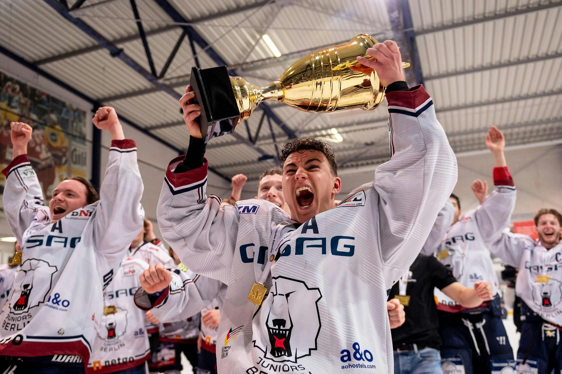Früh übt sich ... Die Eisbären Juniors feiern den in Köln errungenen Meistertitel mit allem, was sie haben.