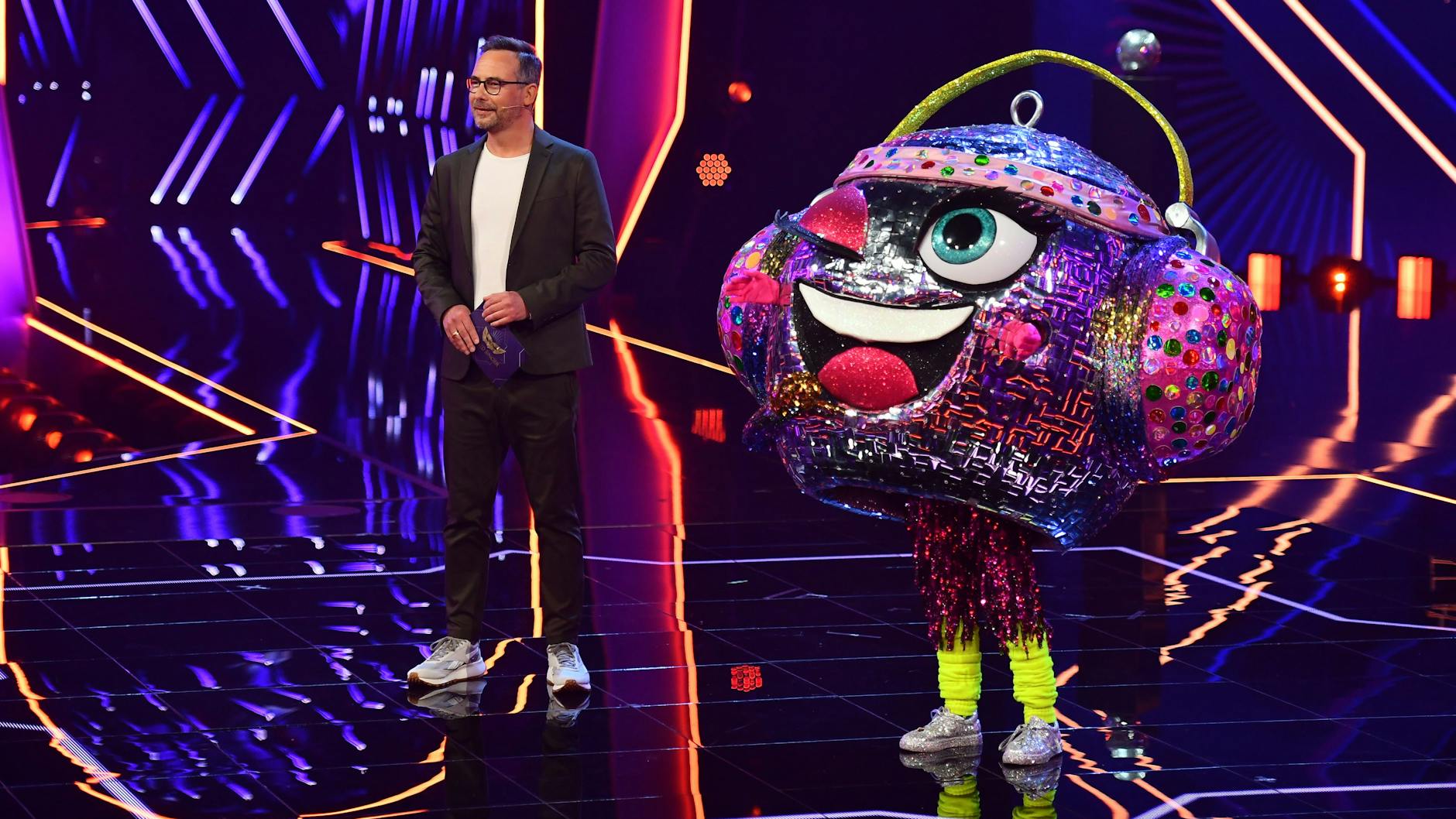Die Discokugel zusammen mit Moderator Matthias Opdenhövel. Sie ist sicher weiter, darf auch in der nächsten Show auftreten. Aber: Wer ist der Masked Singer im Kostüm?