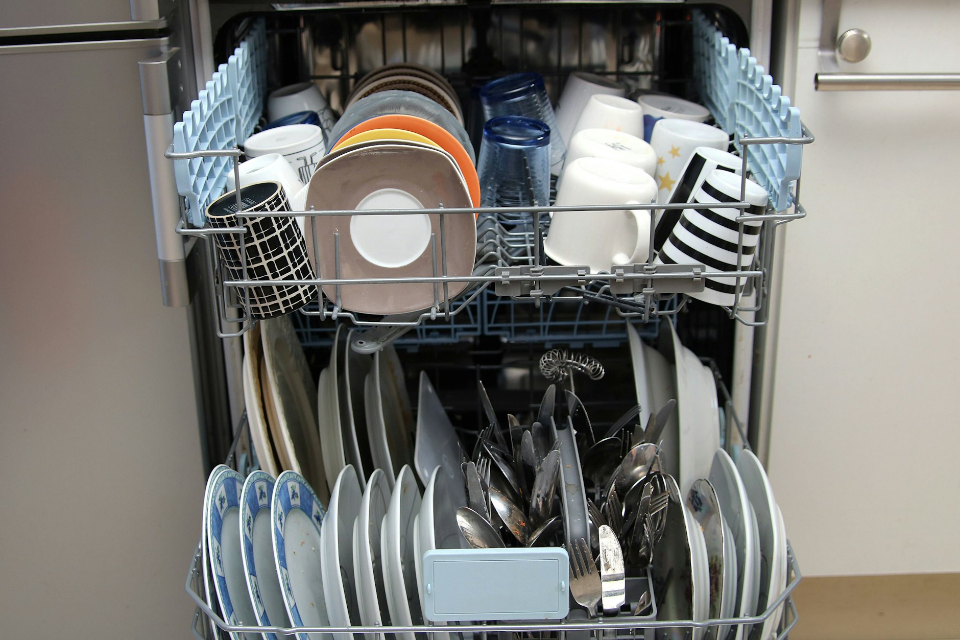 Der Geschirrspüler verbraucht viel Energie.