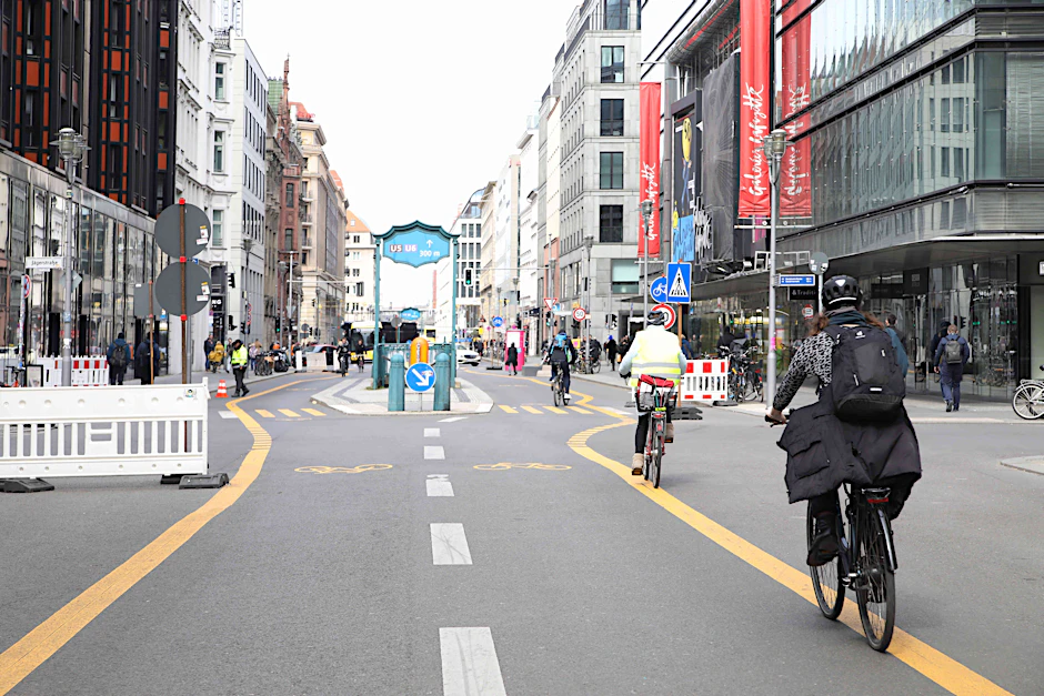 Seit Ende August 2020 autofrei: die Friedrichstraße vor dem Warenhaus Galeries Lafayette