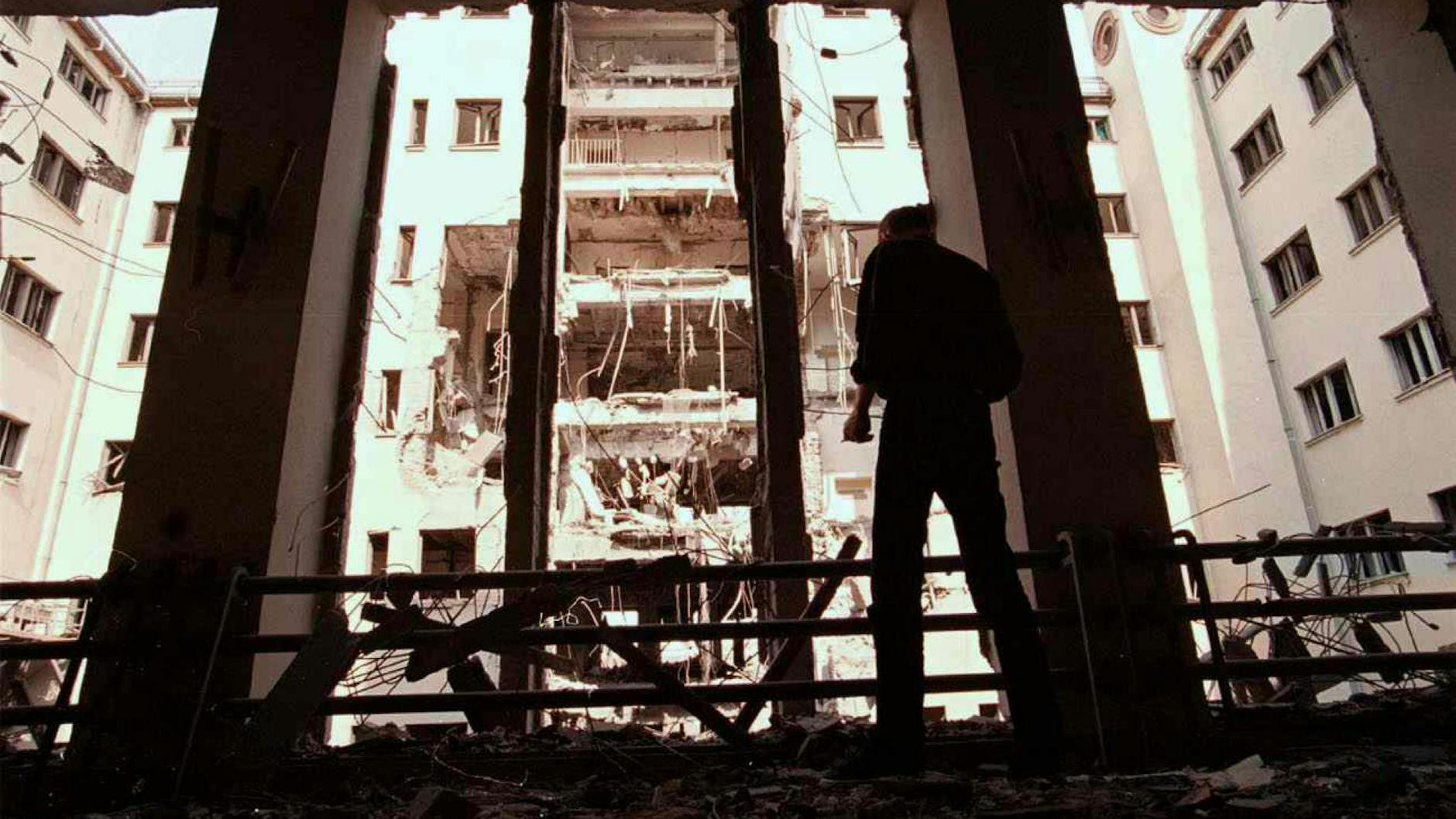 Dieses Bild zeigt ein zerstörtes Gebäude des jugoslawischen Militärs in Belgrad von 1999.