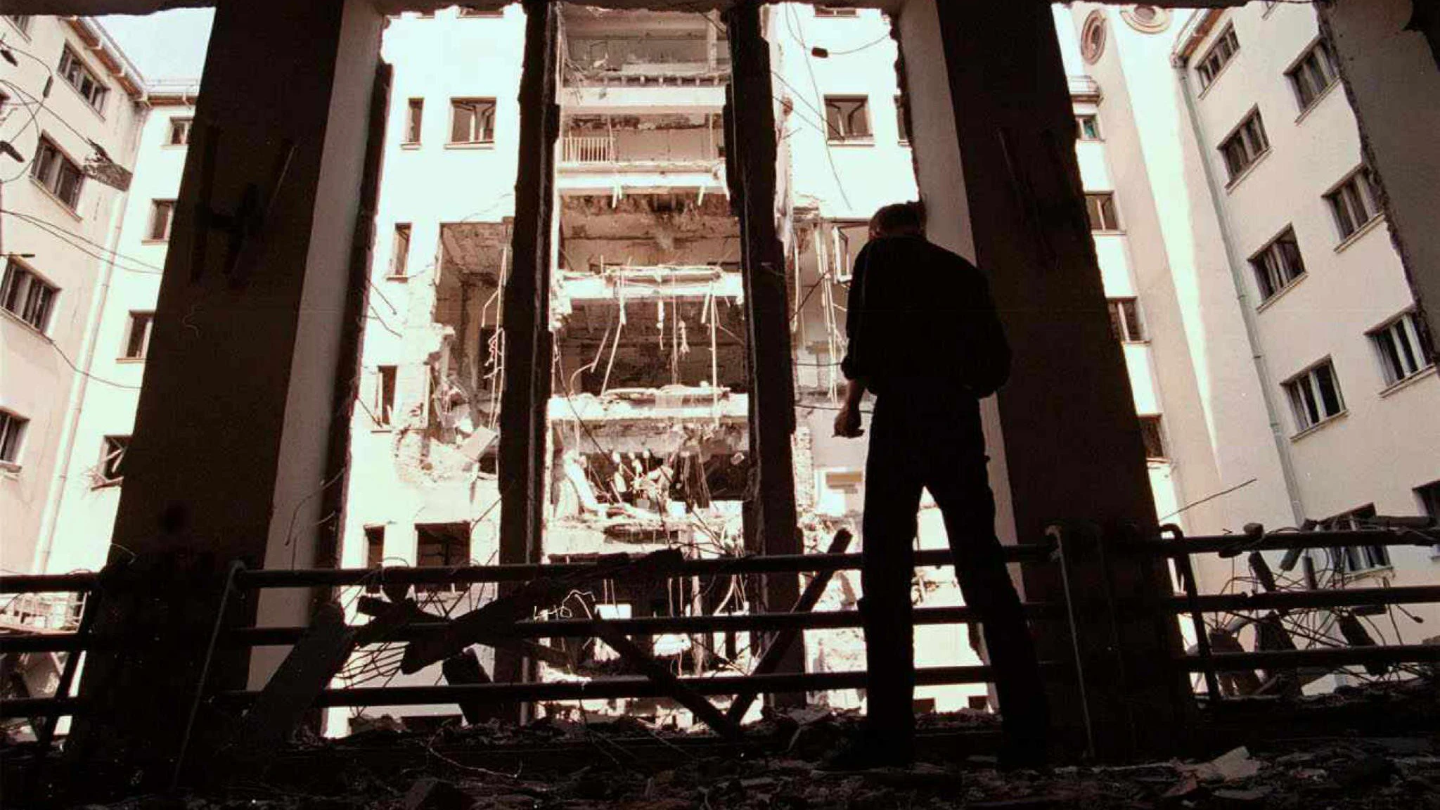 Dieses Bild zeigt ein zerstörtes Gebäude des jugoslawischen Militärs in Belgrad von 1999.