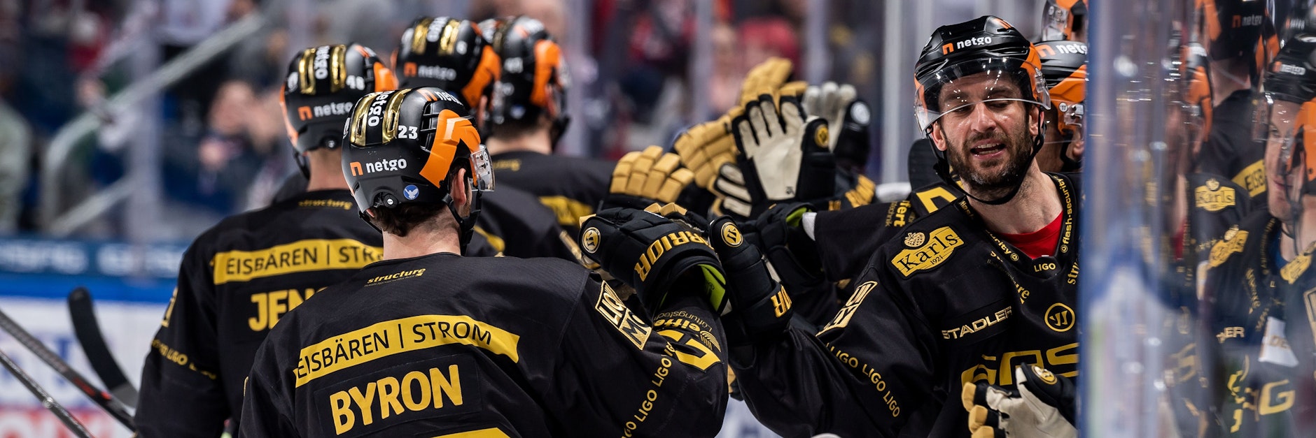 Warm jubeln für die Play-offs: Die Eisbären feiern den 5:1-Sieg gegen Bietigheim zum Abschluss der DEL-Hauptrunde.