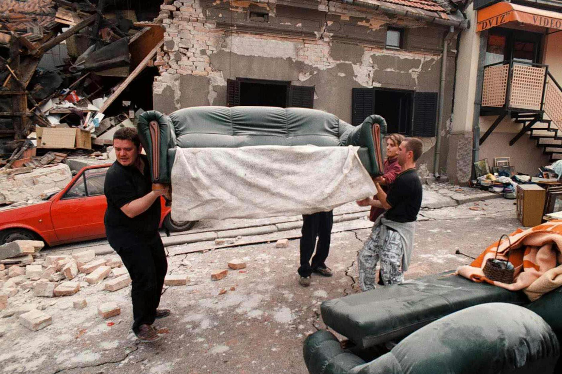 Eine serbische Familie versucht, nach den Nato-Bomben von 1999 auf Belgrad ihr letztes Hab und Gut zu retten.