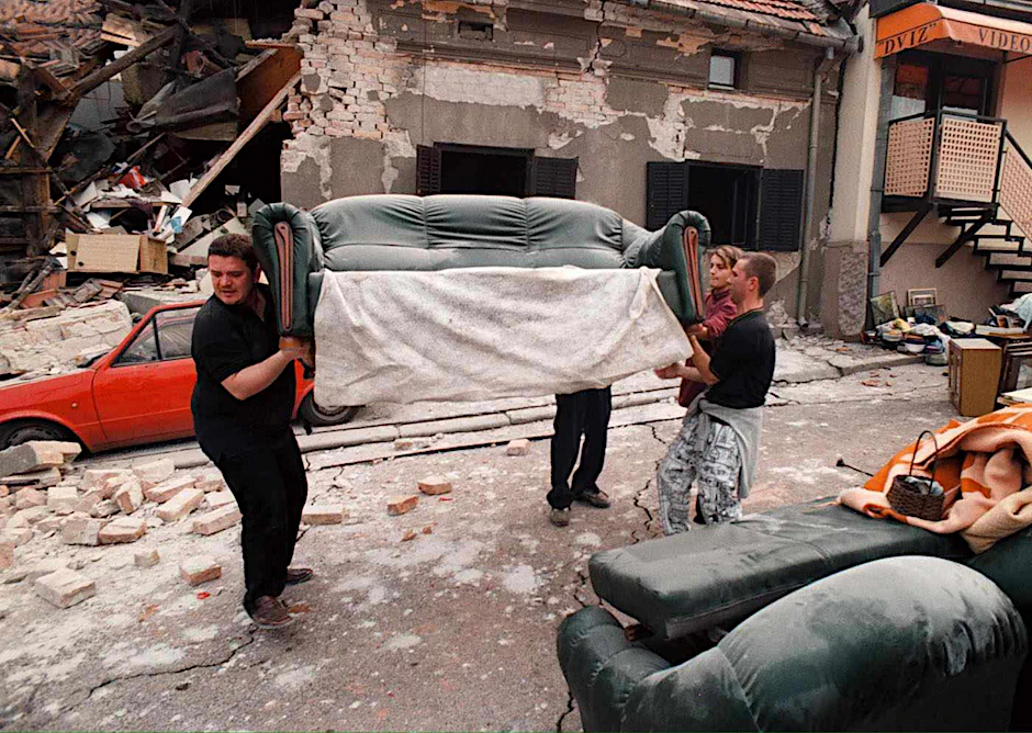 Eine serbische Familie versucht, nach den Nato-Bomben von 1999 auf Belgrad ihr letztes Hab und Gut zu retten.