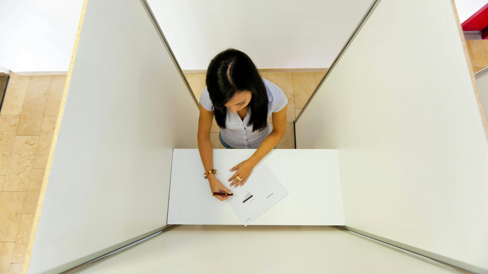 Wählerin in einer Wahlkabine (Symbolbild)