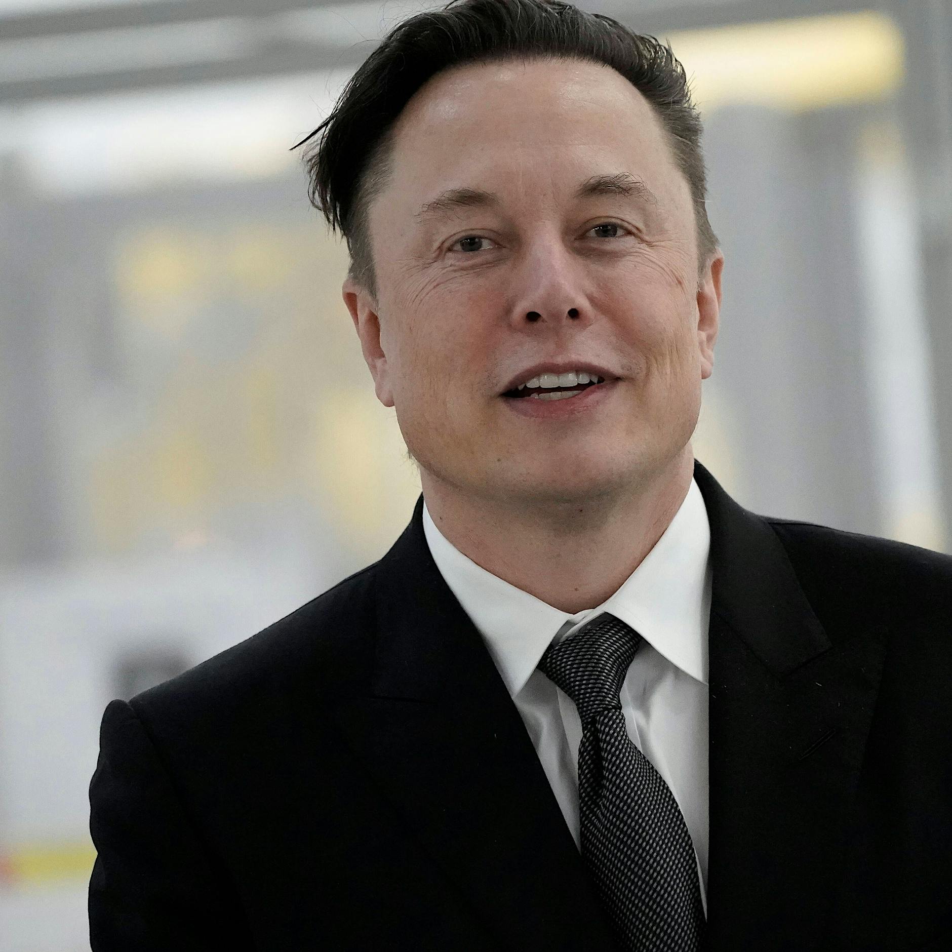 „Peace“ an der Hauswand: Elon Musk will nicht ins Berghain