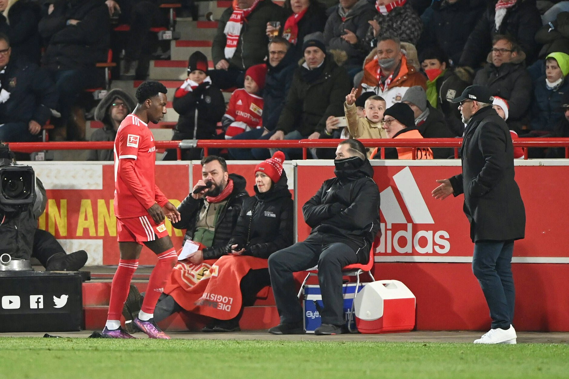 Angefressen stapft Sheraldo Becker bei seiner Auswechslung zu Unions Ersatzbank, vermeidet es mühsam, Unions Trainer Urs Fischer zu umkurven.