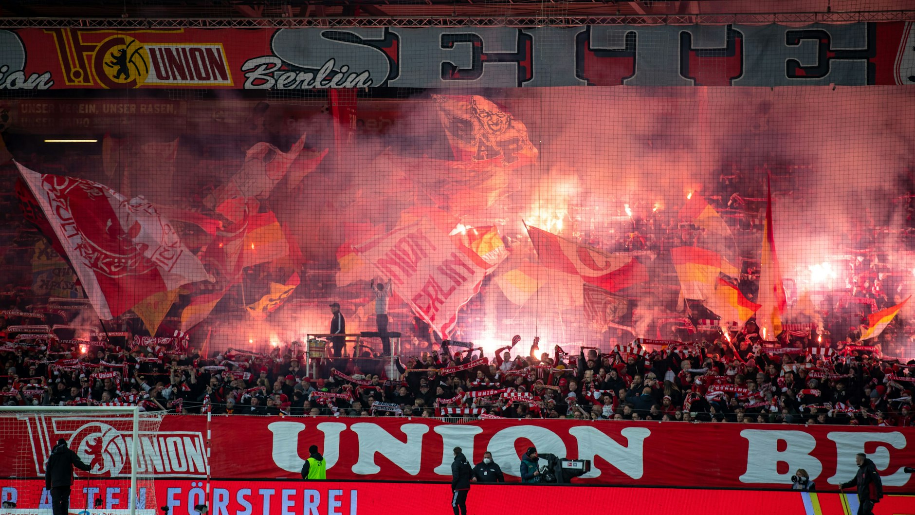 Comeback mit Feuerwerk: Die Ultras der Eisernen sind zurück im Stadion.