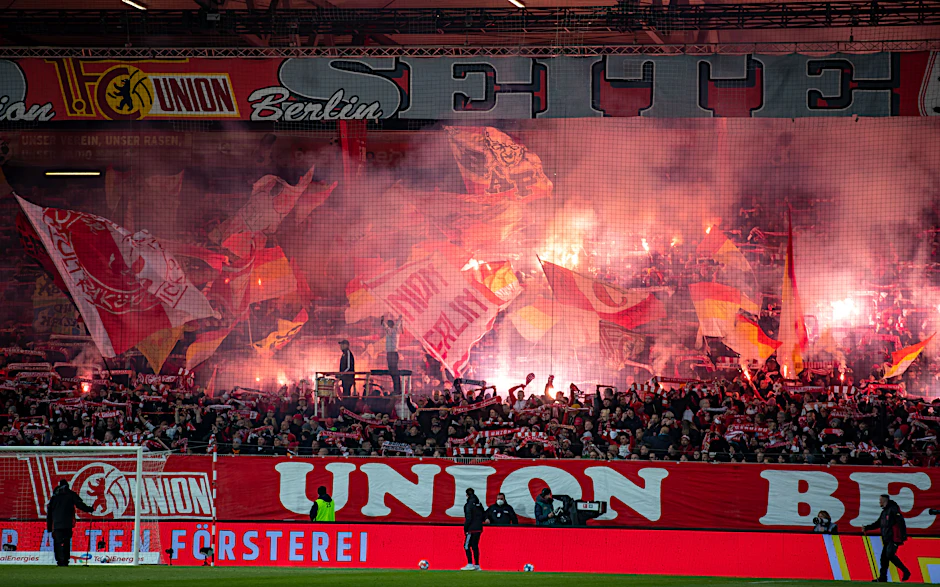 Comeback mit Feuerwerk: Die Ultras der Eisernen sind zurück im Stadion.