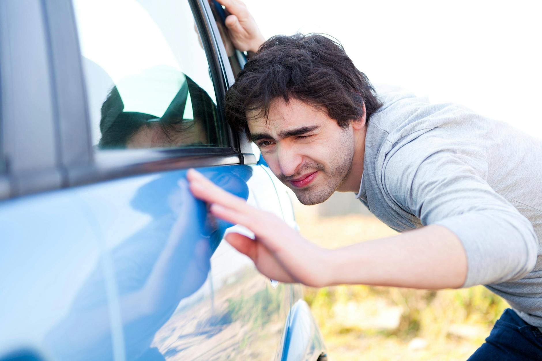 Kratzer am Autolack sind sehr ärgerlich. Ist die Schramme nur oberflächlich, kann man sie selbst reparieren.