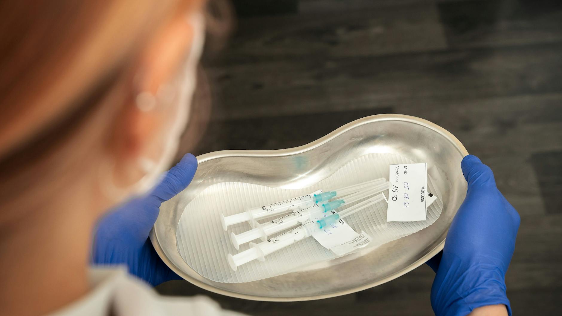 Ein Mann ließ sich in Sachsen etwa 90 Mal gegen Corona impfen. Die Polizei ermittelt (Symbol).