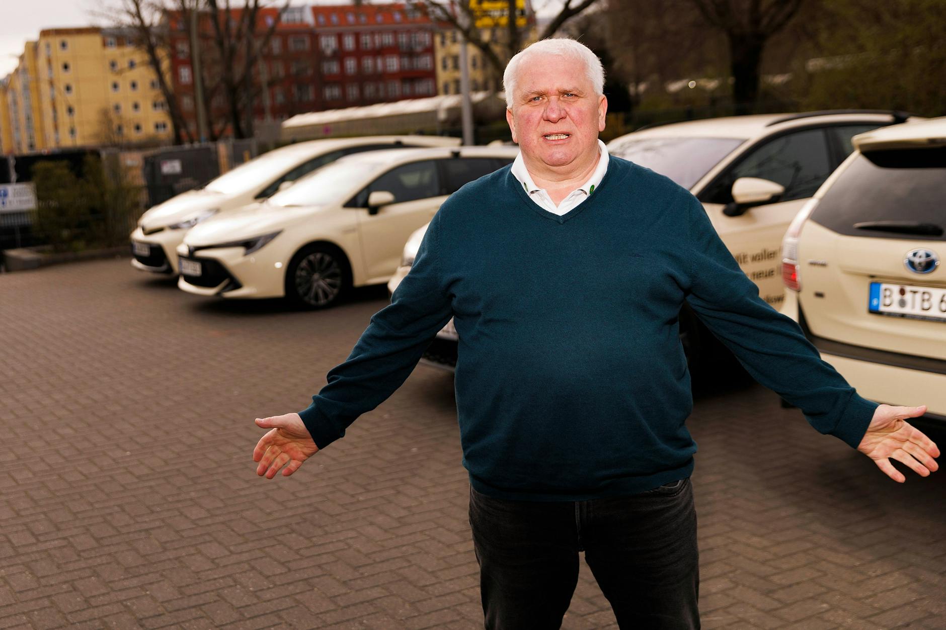 Leszek Nadolski, Vorsitzender der Berliner Taxi-Innung, sagte zu seiner Situation als Alleinunternehmer: „Meine Frau leistet sich einen Taxifahrer.“