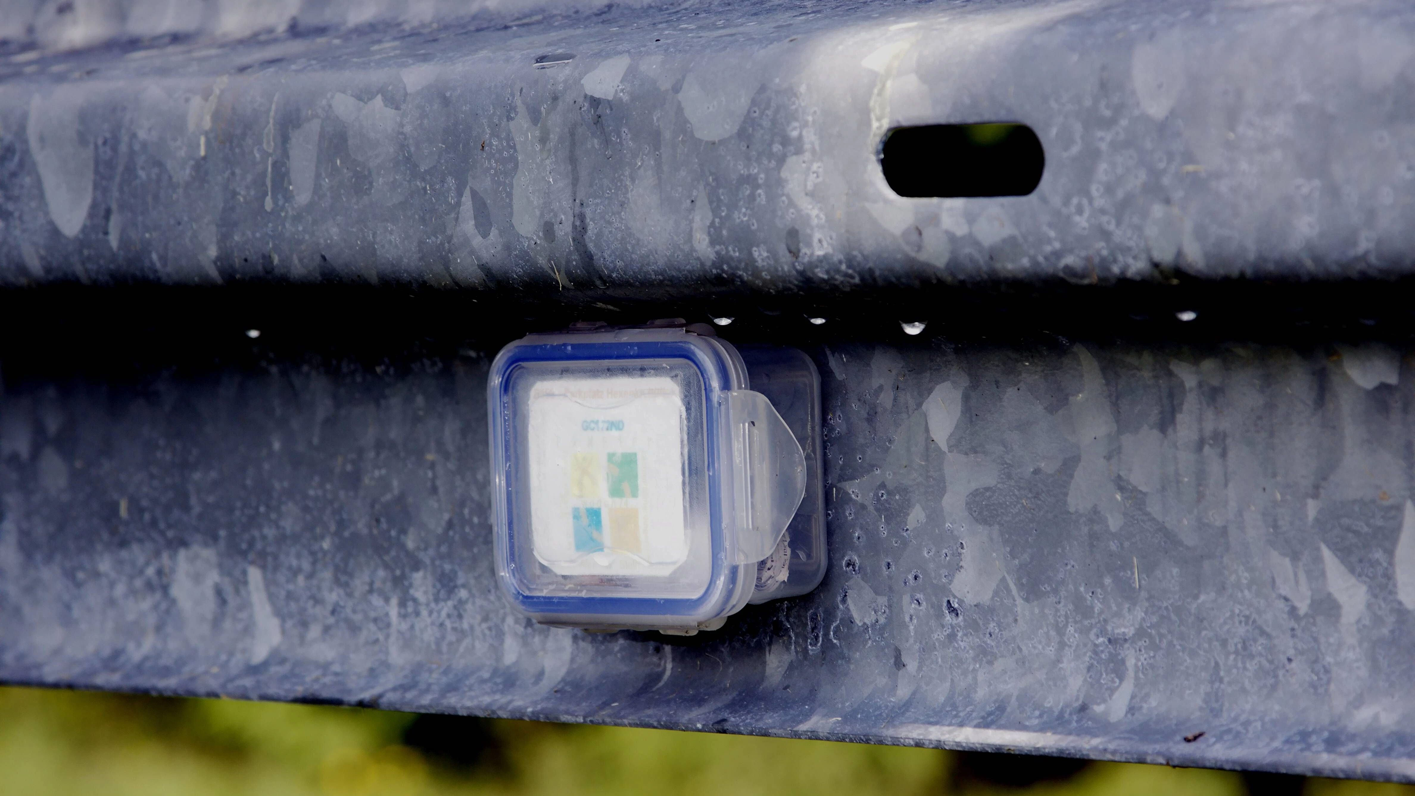 Geocaches verstecken sich an den unterschiedlichsten Orten. Hier: Ein Cache an einer Leitplanke.