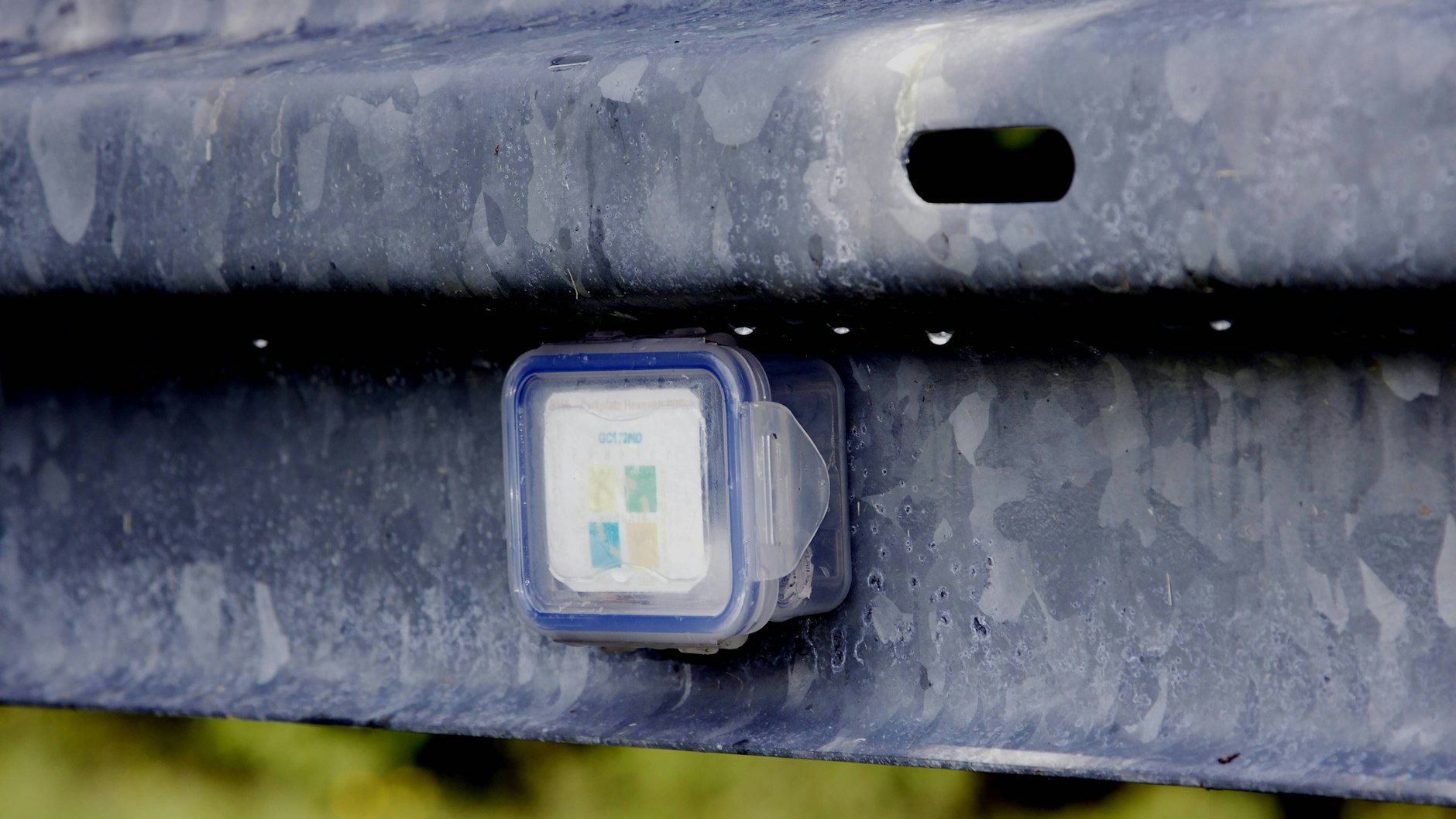 Geocaches verstecken sich an den unterschiedlichsten Orten. Hier: Ein Cache an einer Leitplanke.