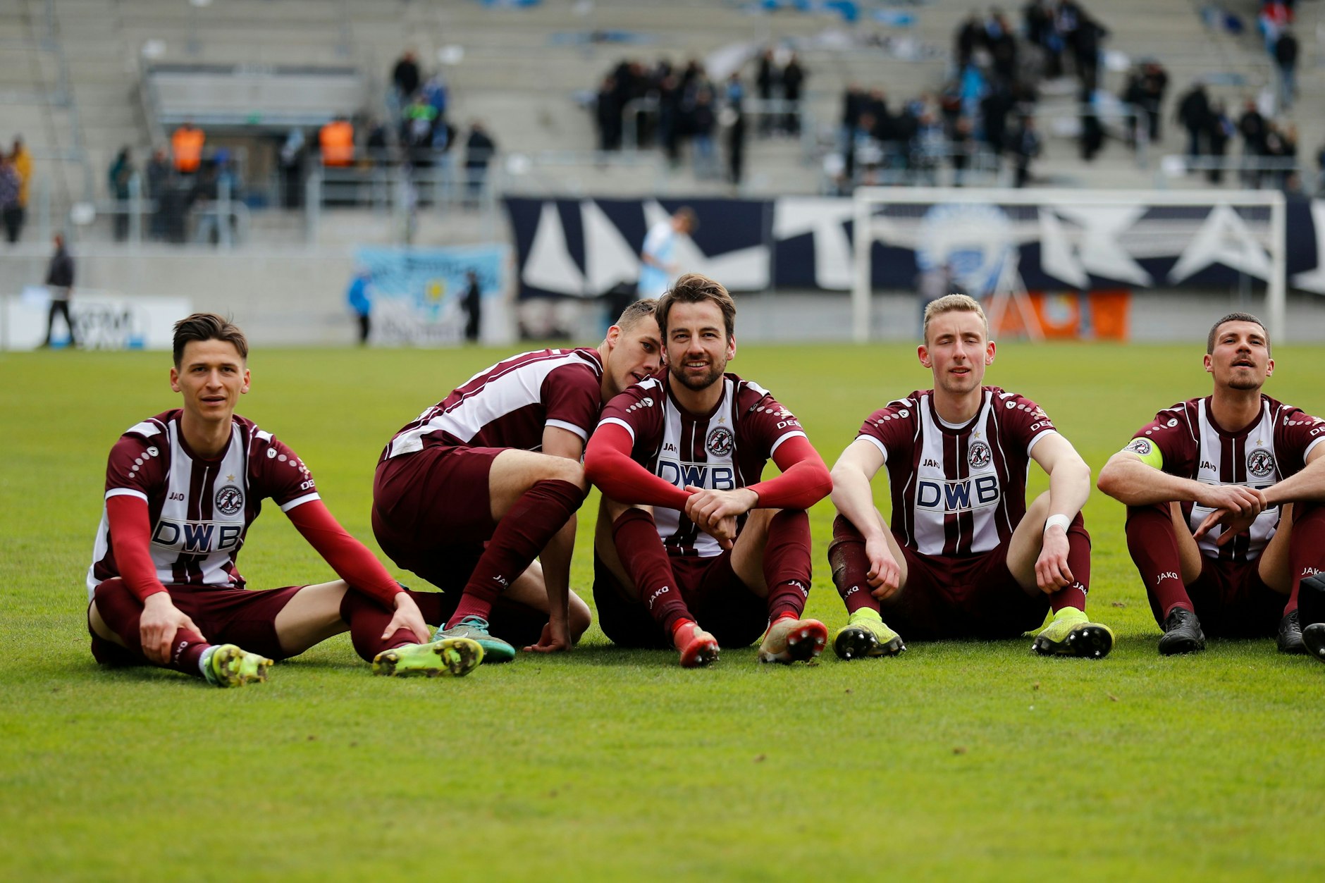 Uffta in Chemnitz: Die BFC-Kicker um Theodor Bergmann, Chris Reher und Christian Beck&nbsp; (v.l.) feiern mit den Fans des BFC Dynamo den Sieg beim CFC.